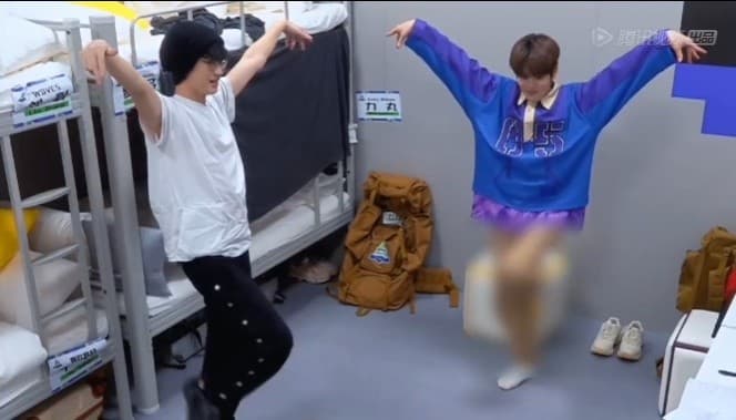 《創造營2021》學員力丸身穿一條佈滿LOGO的棕色長褲,被打碼後看起來就像下身衣物失蹤。(翻攝微博)