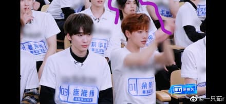 《青春有你3》在27日播出的節目中,學員身上的運動品牌上衣LOGO全數被打馬賽克。(翻攝微博)