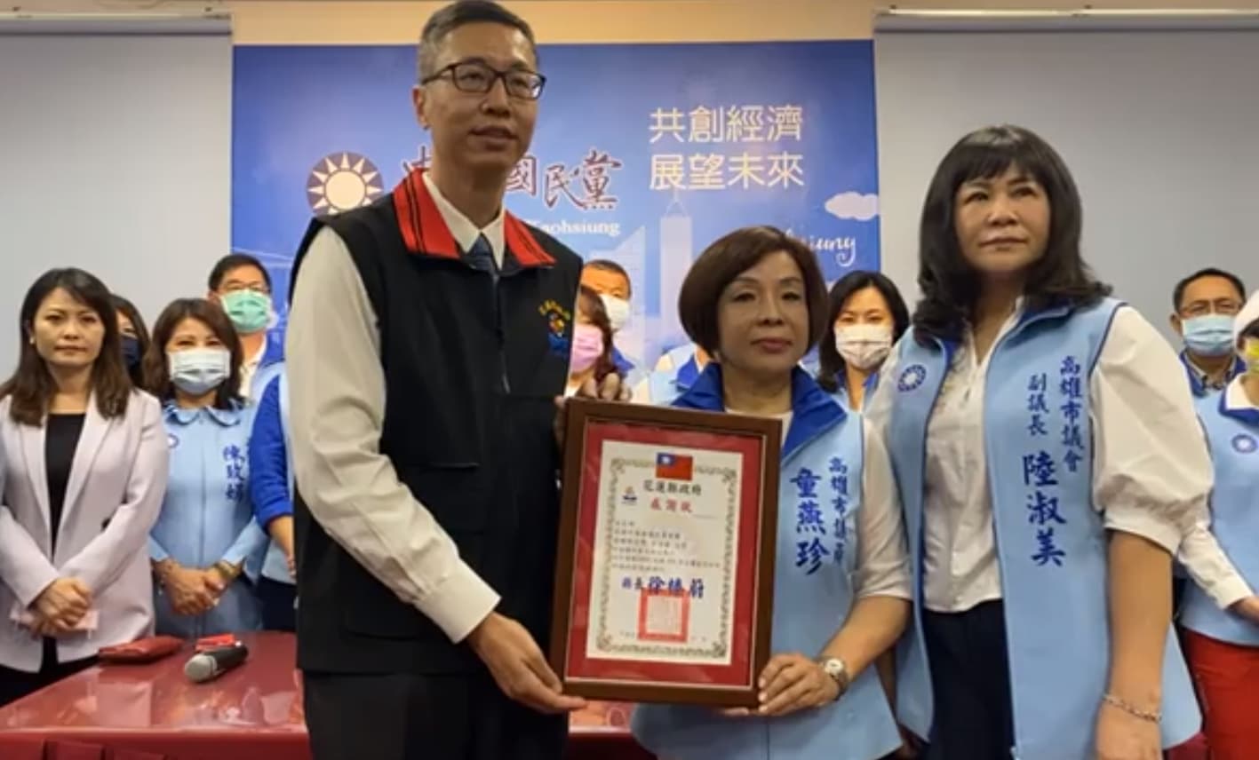 花蓮縣政府李祕書（左）被爆出涉弊才剛交保，今帶著感謝狀來收下高雄藍營黨團的捐款。（翻攝自邱于軒臉書）
