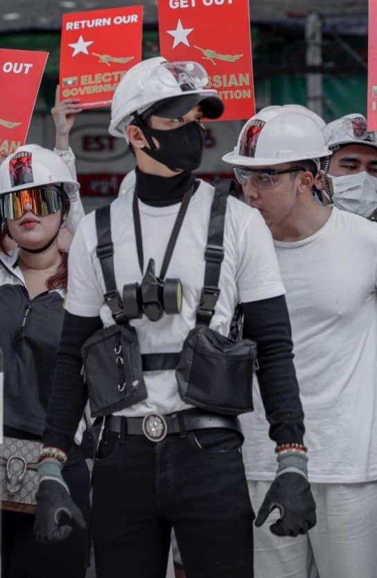 緬甸軍方發動軍事政變後,白因與成千上萬的民眾上街抗議。(翻攝自Paing Takhon IG)