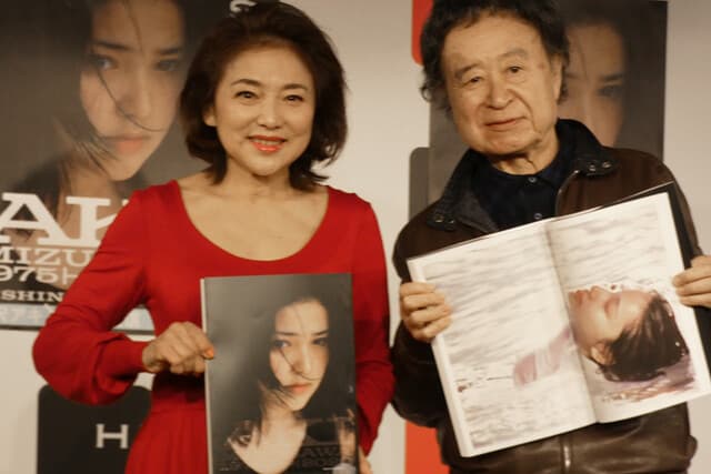 水澤昭（左）為留下紀念推出《AKI MIZUSAWA 1975-2020》，找來篠山紀信替她拍攝全裸寫真。（翻攝自ecount）
