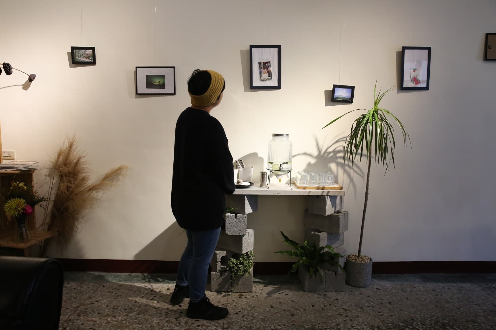 牆上展出的是各種旅行的風景。