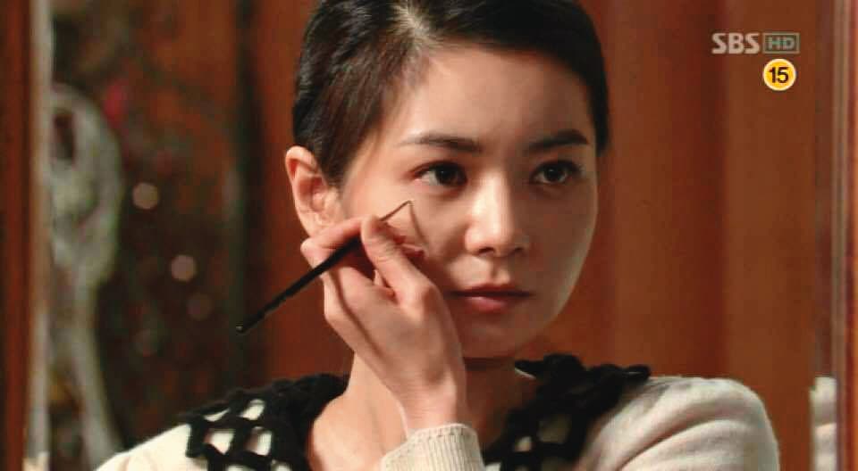 張瑞希在《妻子的誘惑》中被賜死後又點痣回歸,荒謬劇情反吸引觀眾搶看。(翻攝自SBS)