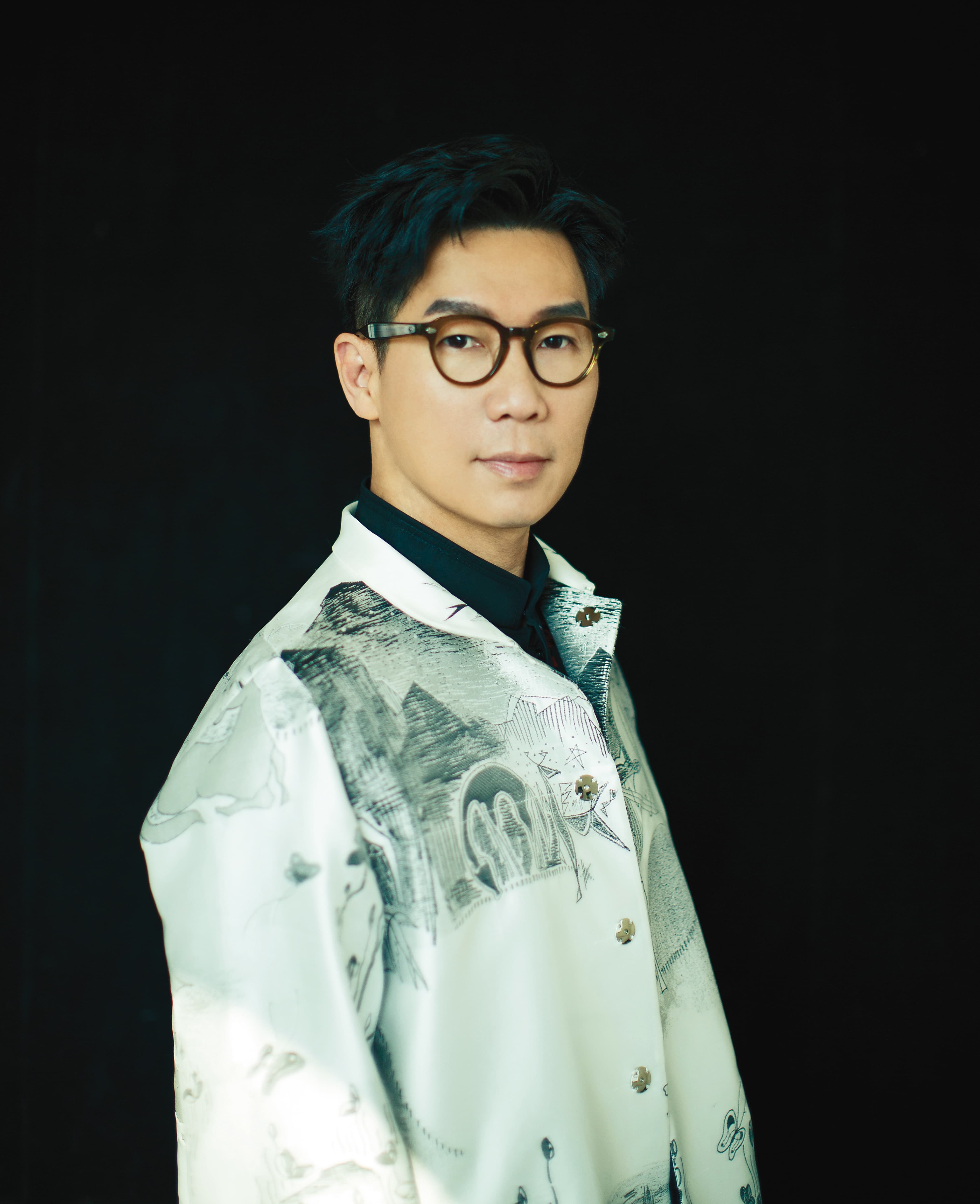 穿著東方風情的衣著,品冠本來擺出了葉問打詠春拳的姿勢,搞笑一下。不過那是鏡頭無法抓住的靈光一閃。