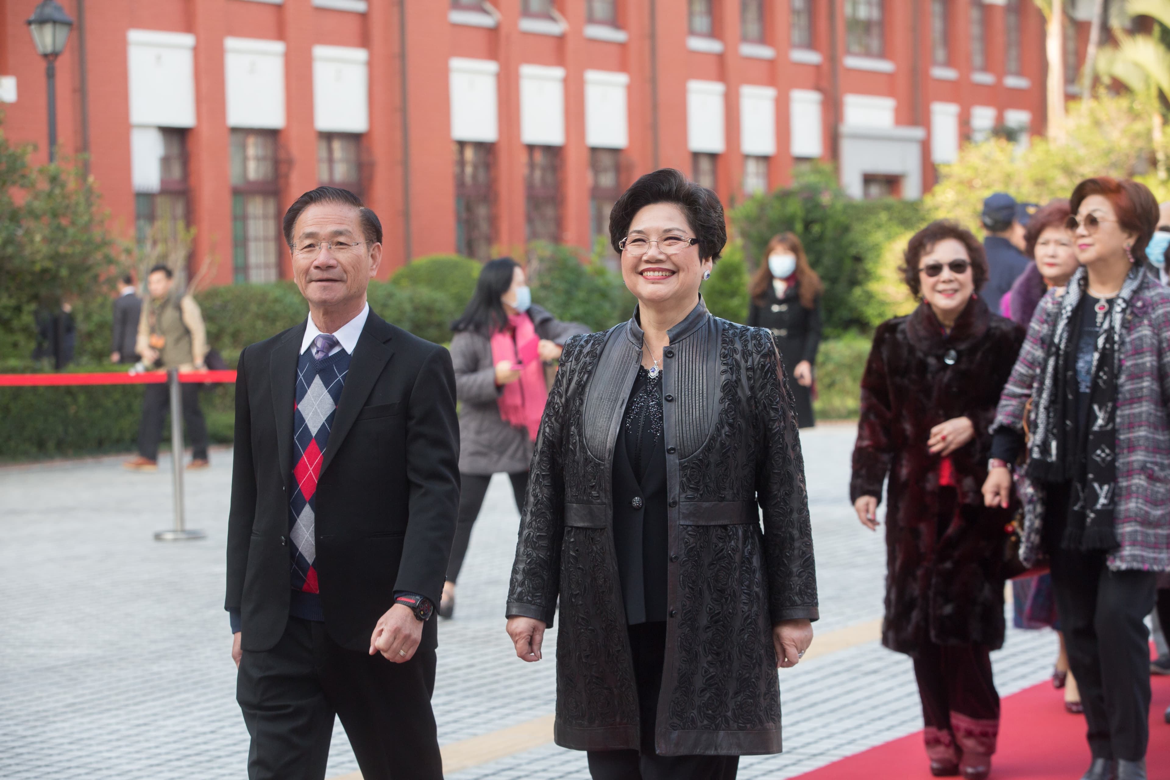 國民黨不分區立委溫玉霞(右)與夫婿、前立委吳松柏(左)共有4輛轎車,包括1輛去年購入的勞斯萊斯名車。
