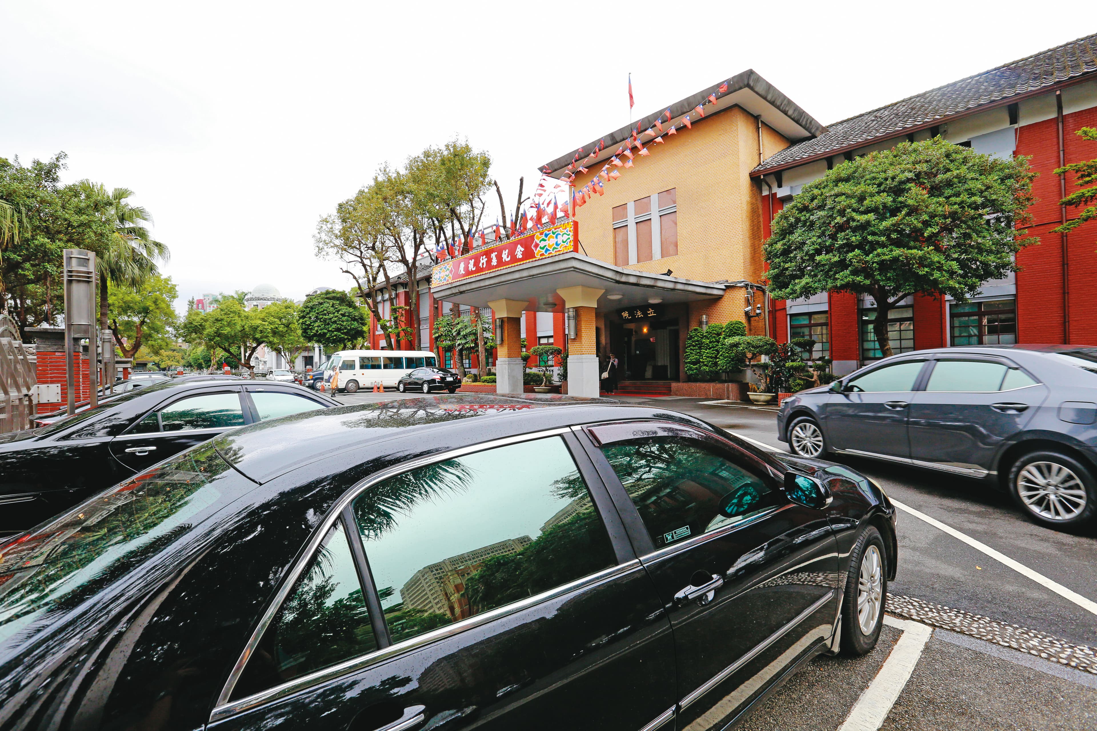 立法院去年爆發換車潮,共有12位朝野立委購置新車。