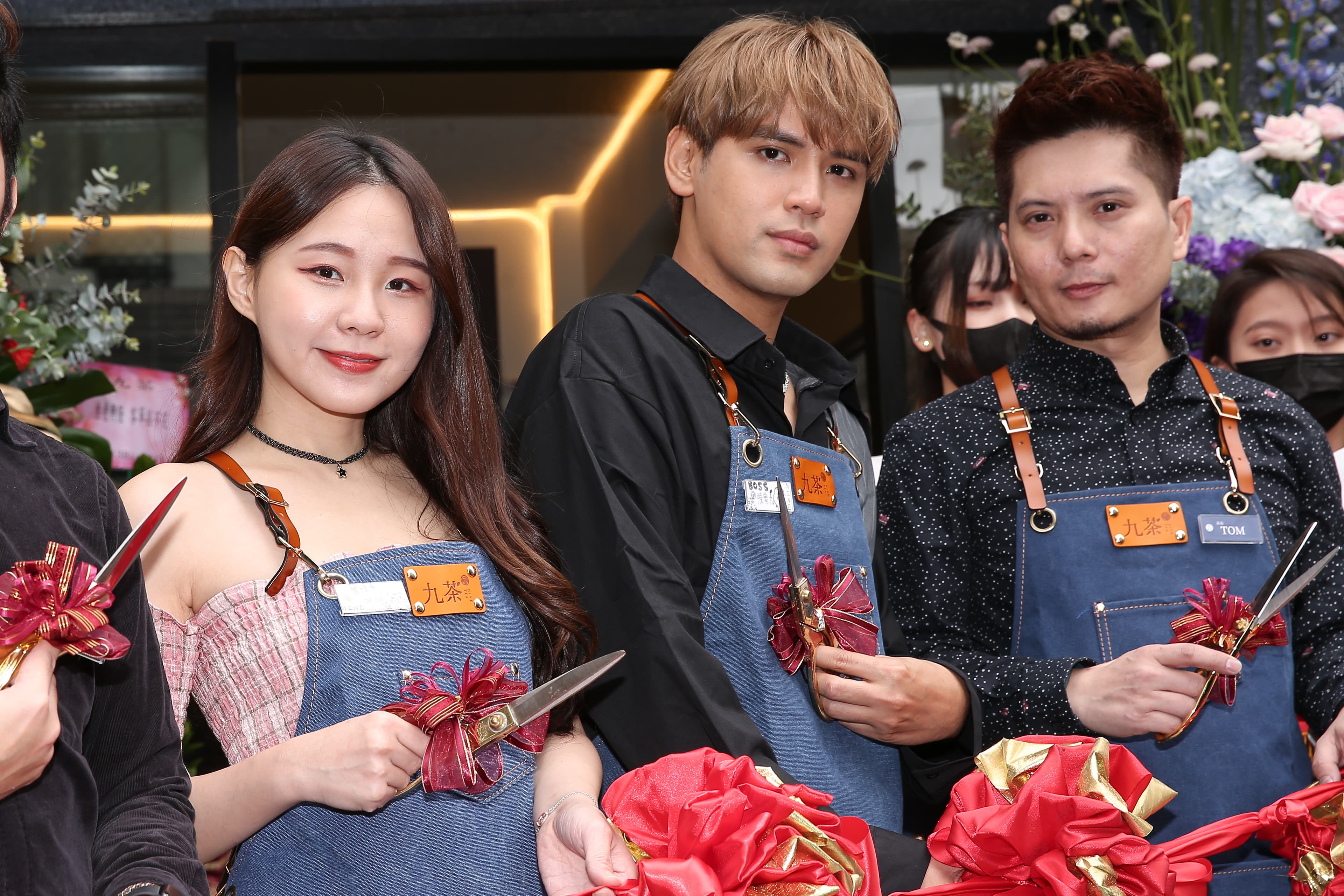 陳零九(中)創第3個副業「Nine Tea 九茶」手搖飲料店,與同為股東的女友呼呼(左)一同剪綵。
