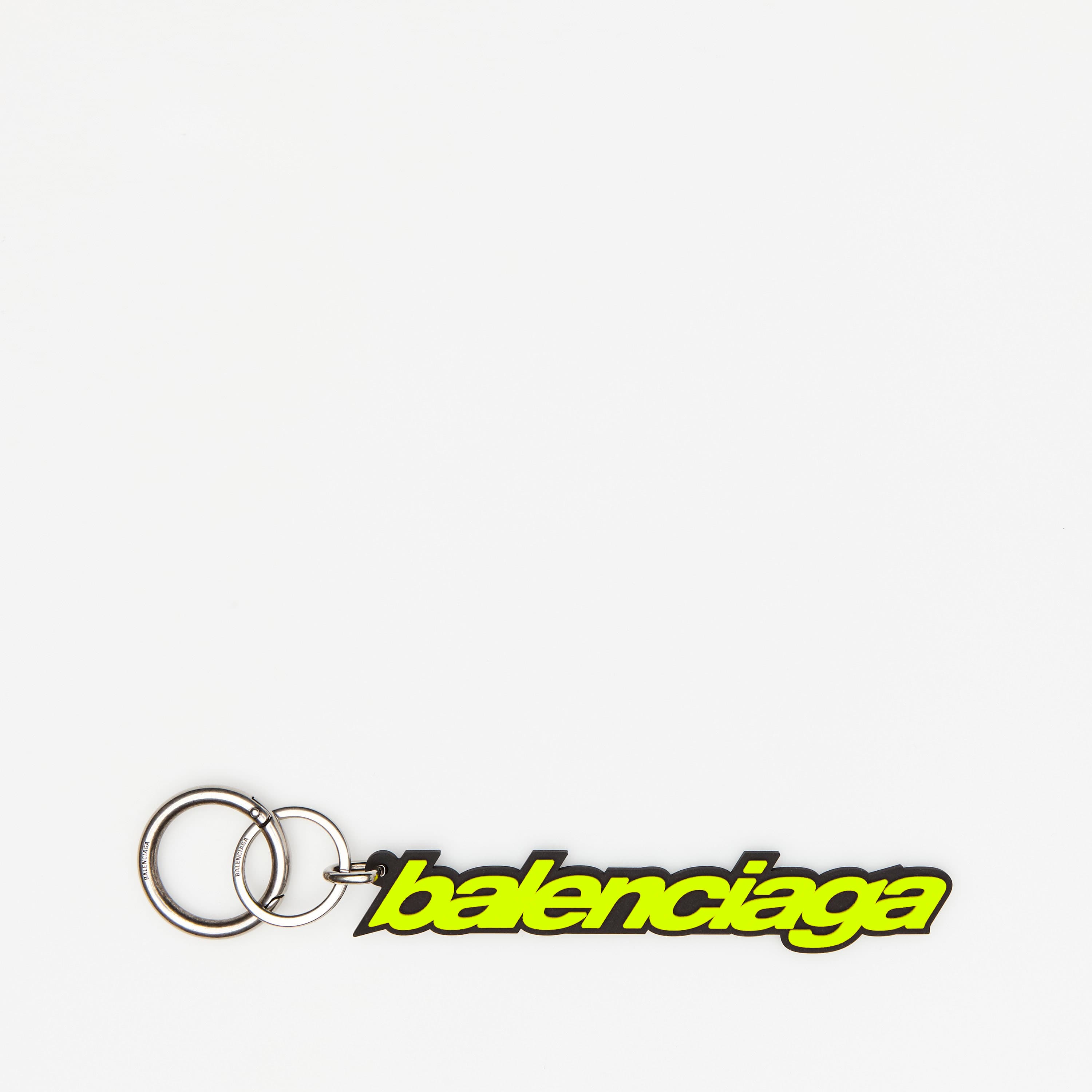 每一個Neo Classic Used復古版手袋均配有標識橡膠鑰匙扣。(BALENCIAGA提供)