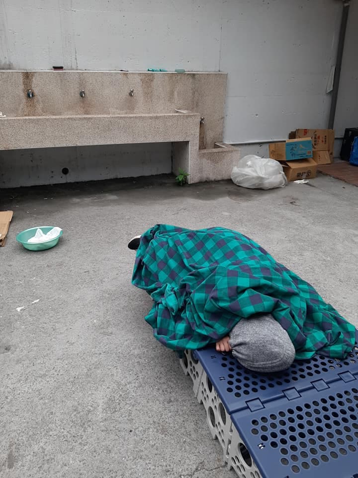 修復師累了就用簡單的塑膠床板拼成床,倒頭就睡。(翻攝自王薇君臉書)