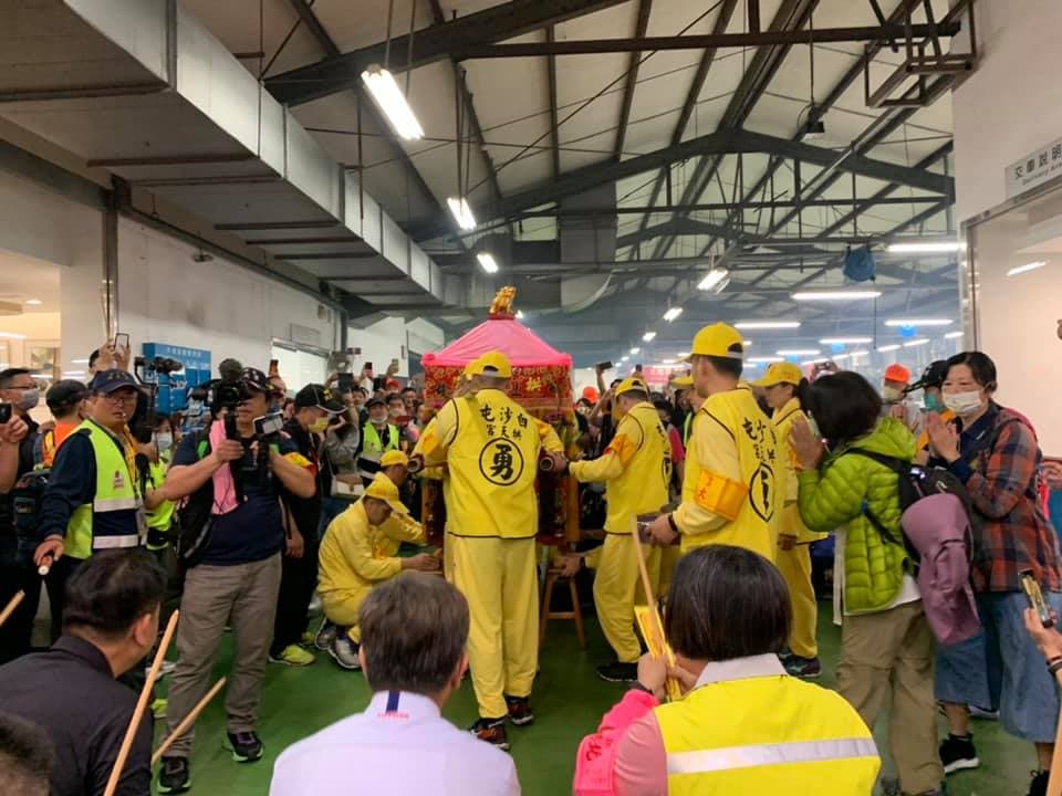 白沙屯媽祖今天凌晨停轎在苑裡TOYOTA車廠。(翻攝白沙屯拱天宮粉絲專頁)