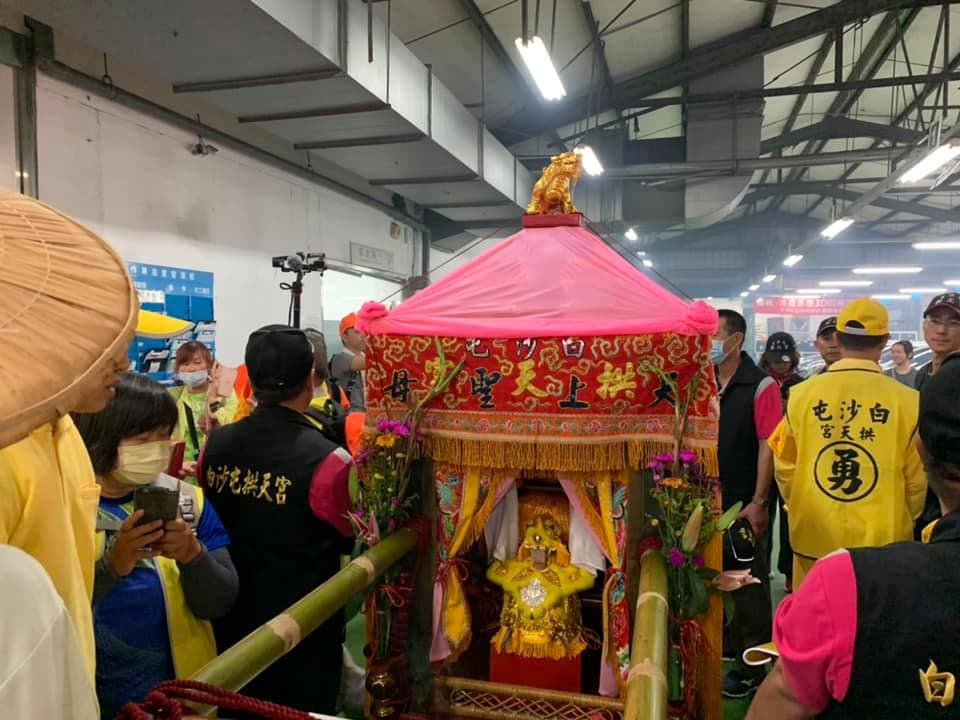 白沙屯媽祖今天凌晨停轎在苑裡TOYOTA車廠。(翻攝白沙屯拱天宮粉絲專頁)
