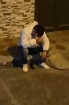 男子發現被女友戴綠帽，崩潰跌坐在地。（翻攝自漩渦視頻微博）