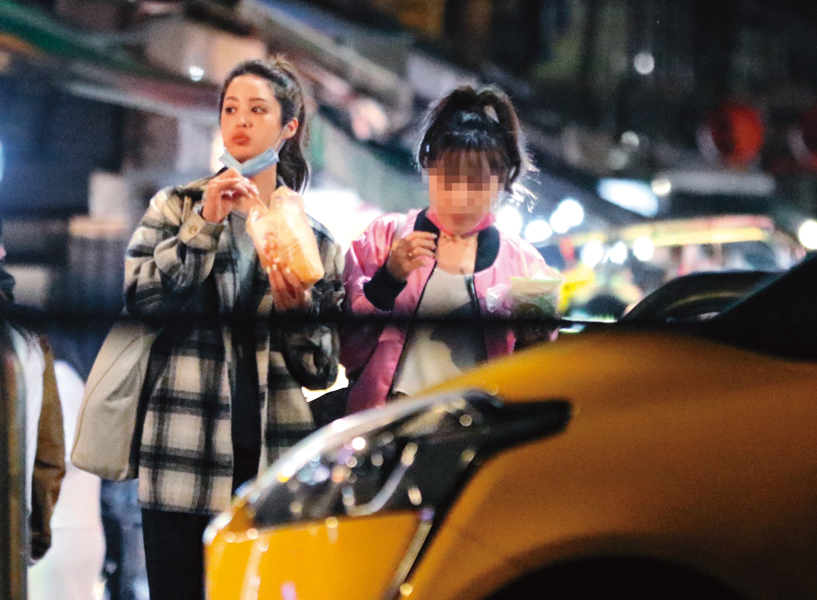 00：49 莫允雯和吳念軒分開後，特地揪了女工作人員逛夜市。