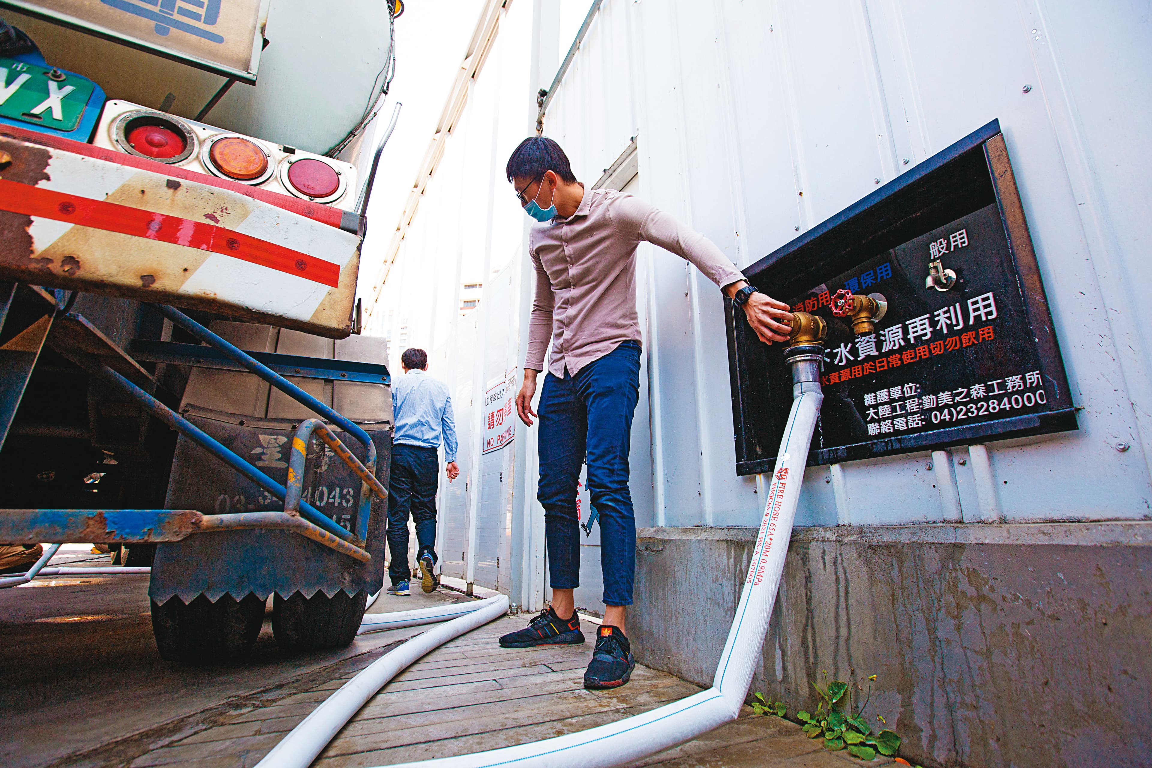 台積電派水車到建築工地取用地下水，這些湧出來的地下水，如果沒有載走就流掉浪費了。
