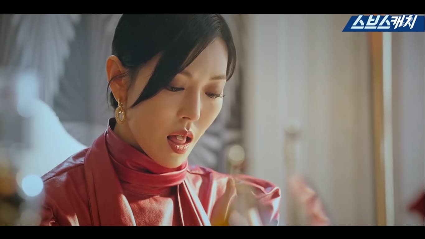 金素妍在劇中為了銷毀證據不惜吃掉SIM卡。(翻攝自SBS Catch)