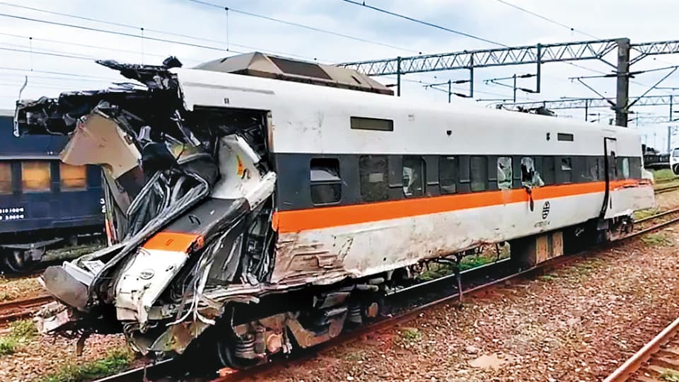 太魯閣號迎面撞擊工程車,再撞山洞削半,釀成49死、218傷慘劇,車體也嚴重受損。(東森新聞提供)