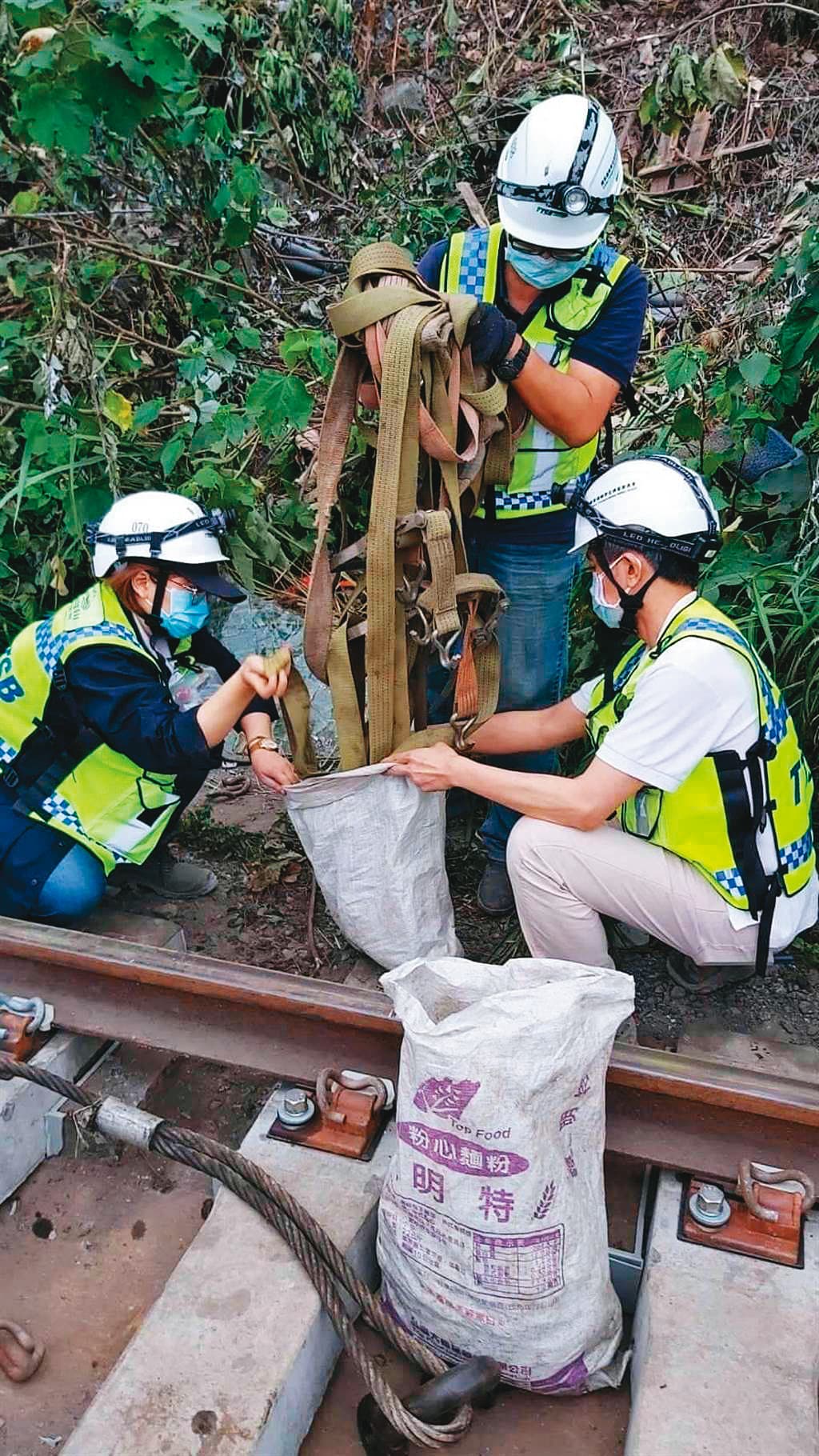 檢警在鐵軌旁查扣多條吊帶,其中1條已斷裂,均交由專家鑑定拉力。(民眾提供)