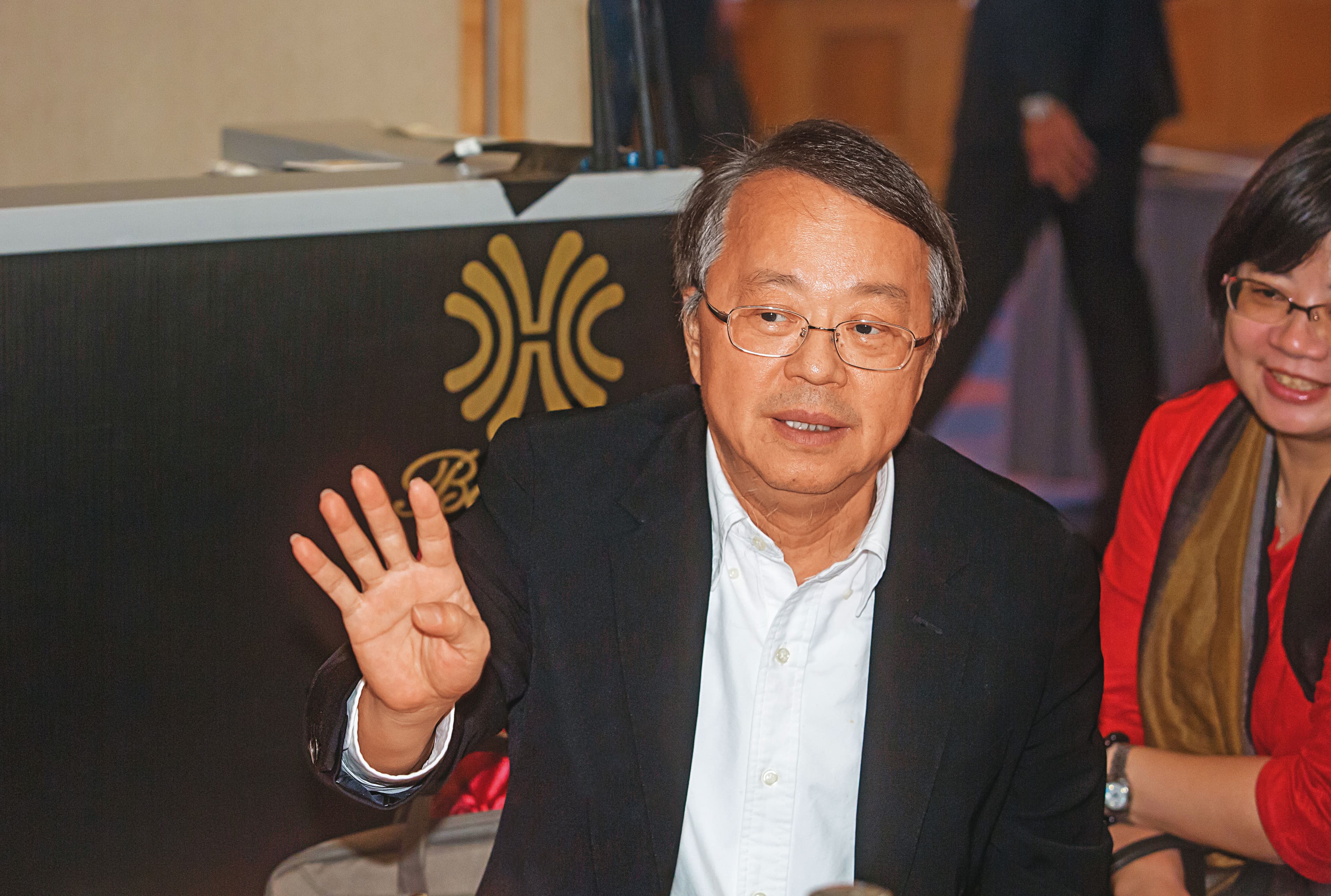 以建設起家的南霸天侯西峰創辦漢神百貨及漢來大飯店,又將成立籃球隊加盟職籃PLG聯盟。
