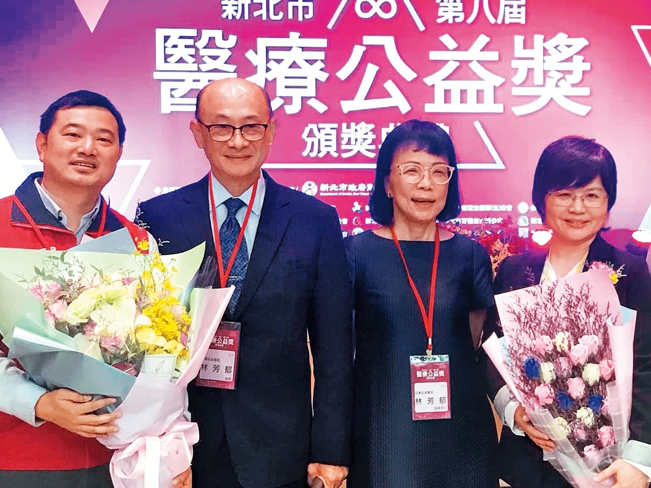 林之晨出身醫師世家,父親林芳郁(左2)為亞東醫院院長,母親林靜芸(右2)為台灣第一位女性外科醫生。(翻攝自林靜芸醫師臉書)