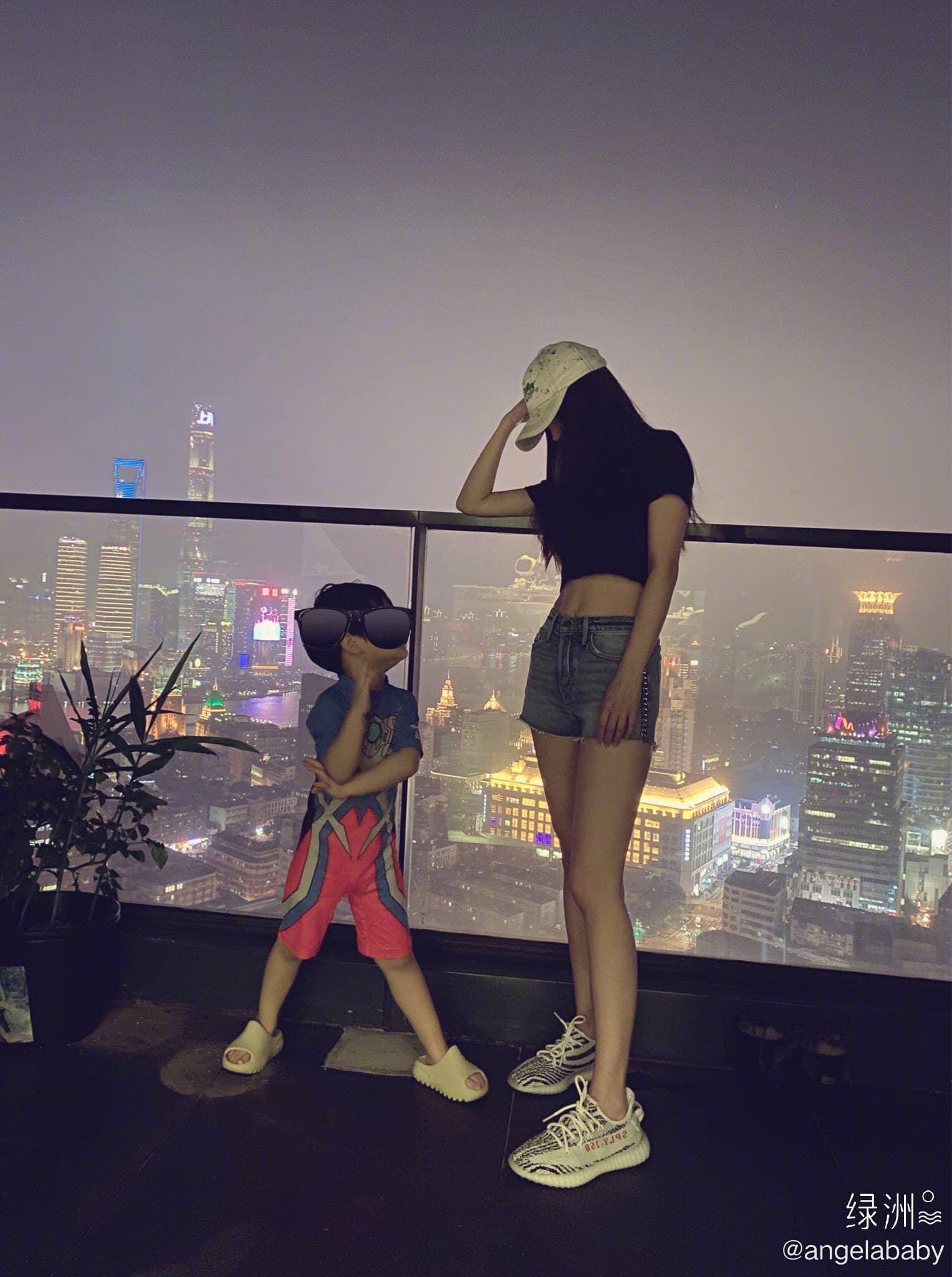 Angelababy與兒子小海綿所站之處正是其上海豪宅的陽台。(翻攝自Angelababy微博)