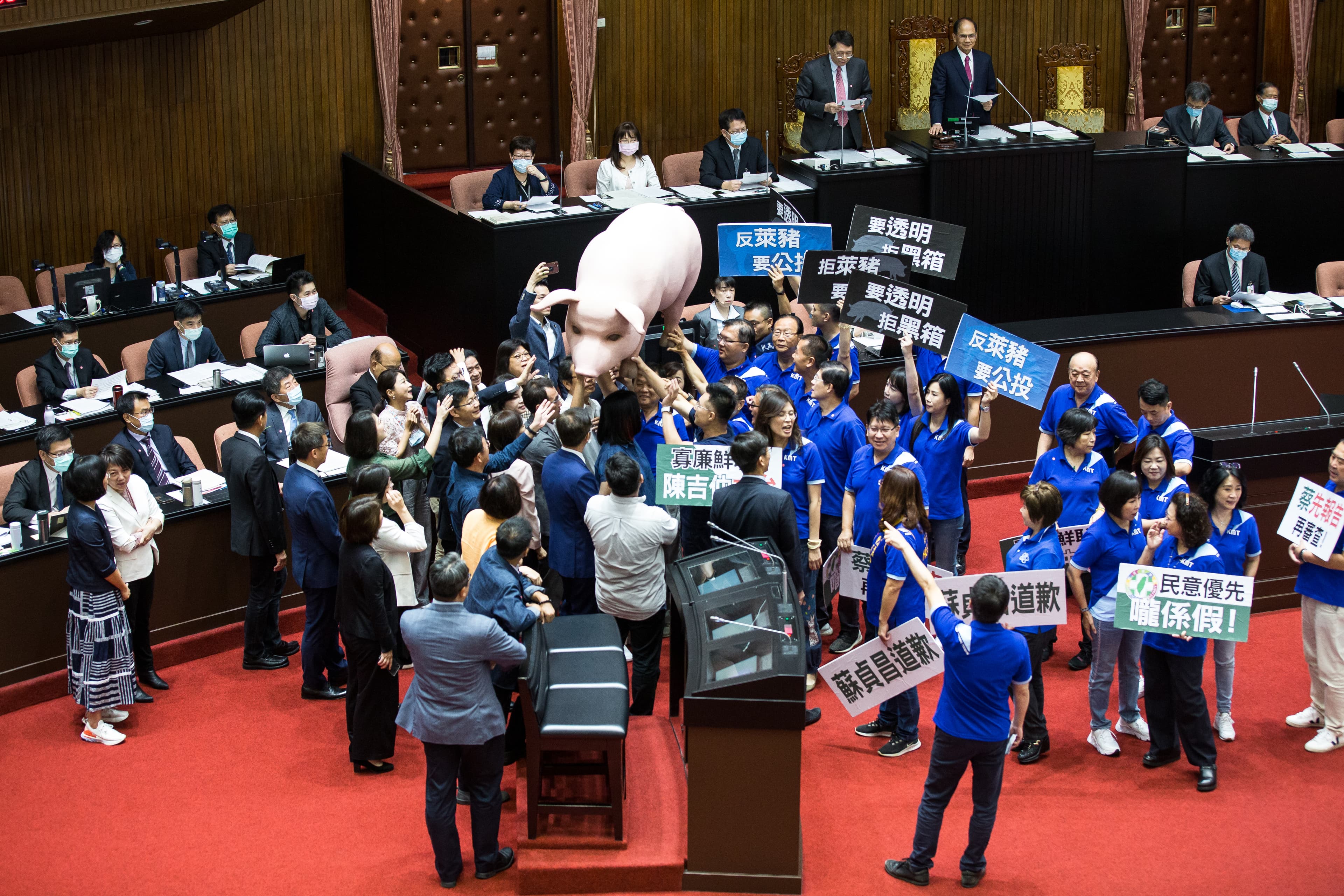 本次評鑑的會期應審議預算，朝野卻因萊豬議題發生嚴重爭執。
