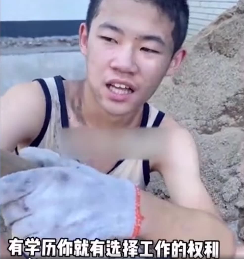 兒子工作4天後,累到癱軟,爸爸趁機告訴他 「有學歷你就有選擇工作的權利。」(翻攝自微博)