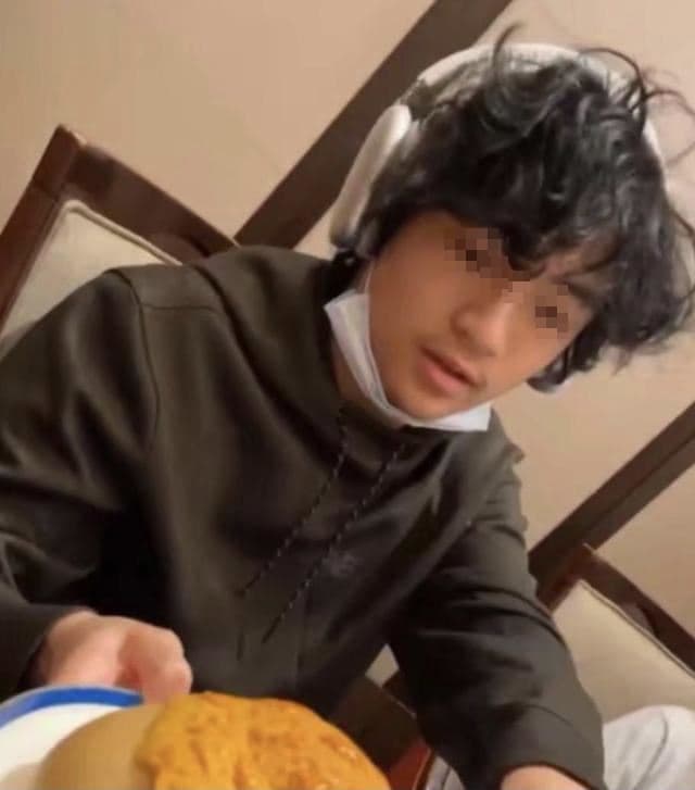 張栢芝大兒子，13歲的 Lucas正面照罕見曝光。（翻攝自每日頭條）