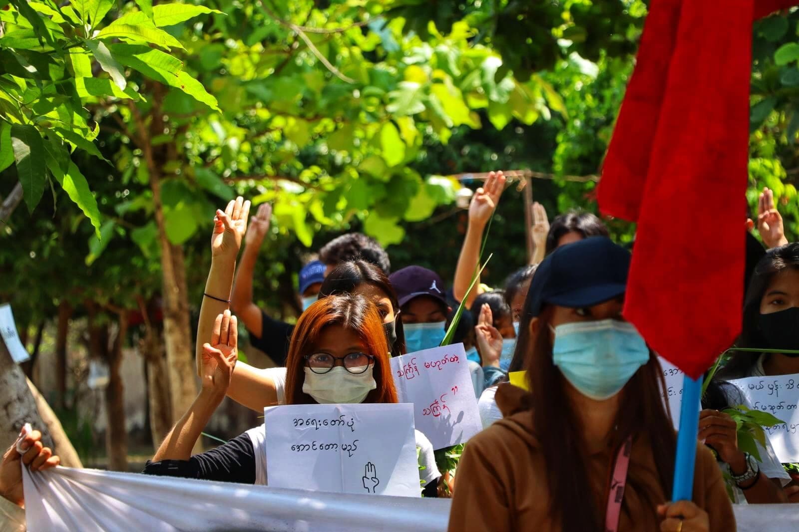 緬甸潑水節到來,民眾卻因軍政府血腥抗議而無心慶祝,上街悼念喪命的英雄以向軍方表示抗議(翻攝自臉書Burma Revolution)