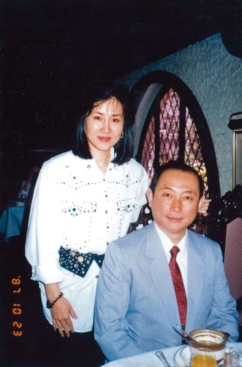 魏海敏(左)1991年拜梅葆玖(右)為師,是為梅葆玖首徒,故而有了「梅派大師姐」的封號。(魏海敏提供)