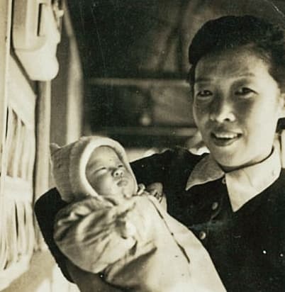 魏海敏父母在她2歲時離異,圖為魏母抱著襁褓中的她。(魏海敏提供)