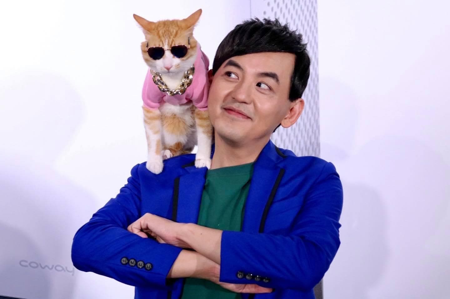 愛動物的黃子佼開心與其他毛小孩合照。(翻攝自黃子佼臉書)