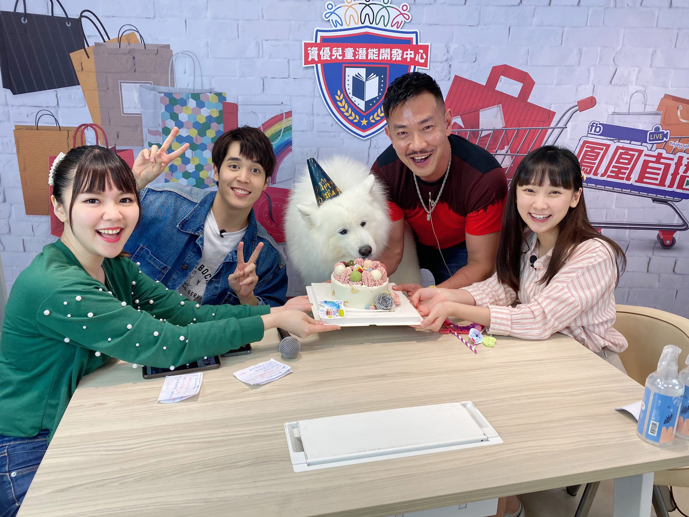 江俊翰帶愛美麗上鳳凰直播《大手牽小手》。主持人左起林星慧、陳彥嘉、吳鈺萱。(民視提供)