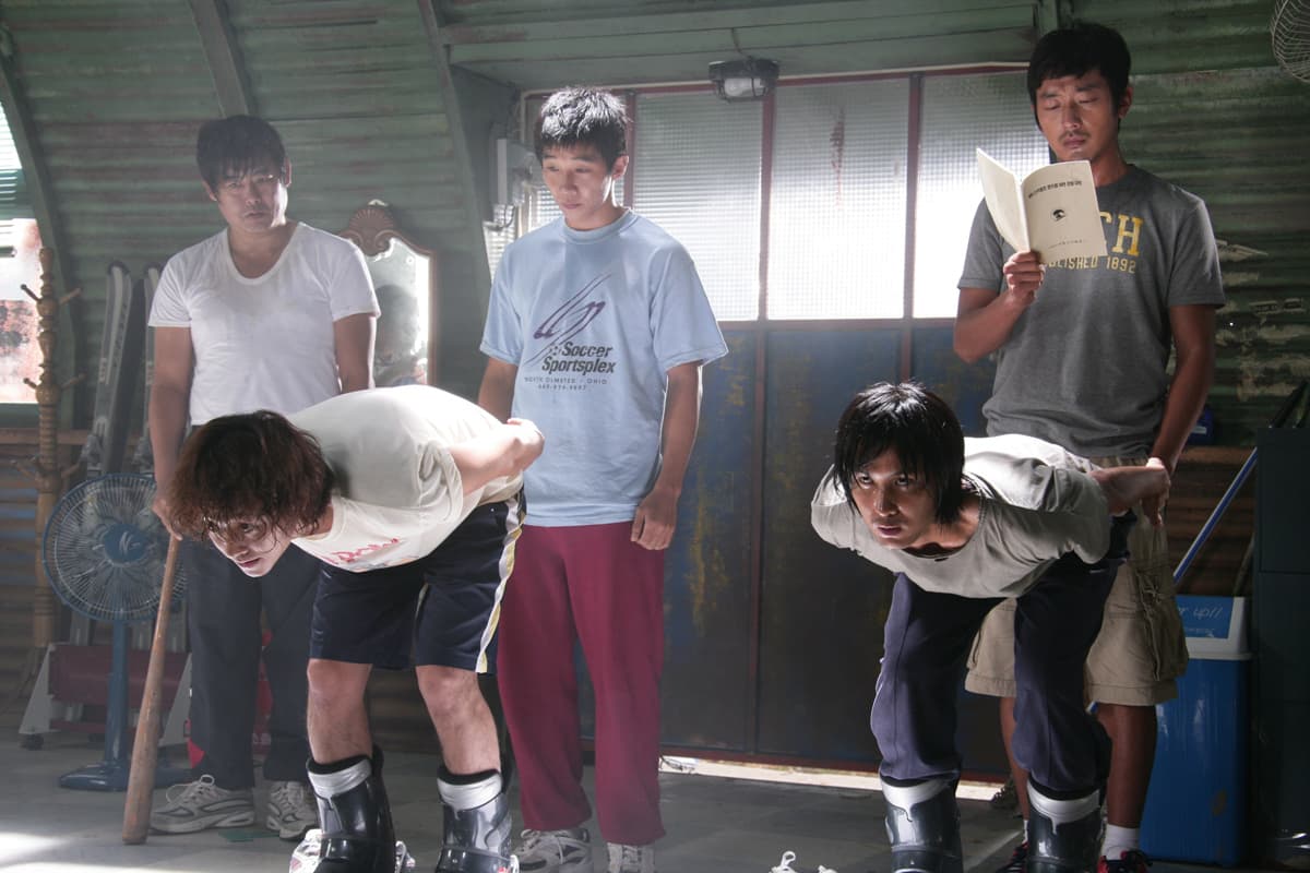 成東鎰(左一)與金東旭(左二)在2009年合作《B咖大翻身》結緣。(翻攝自網路)