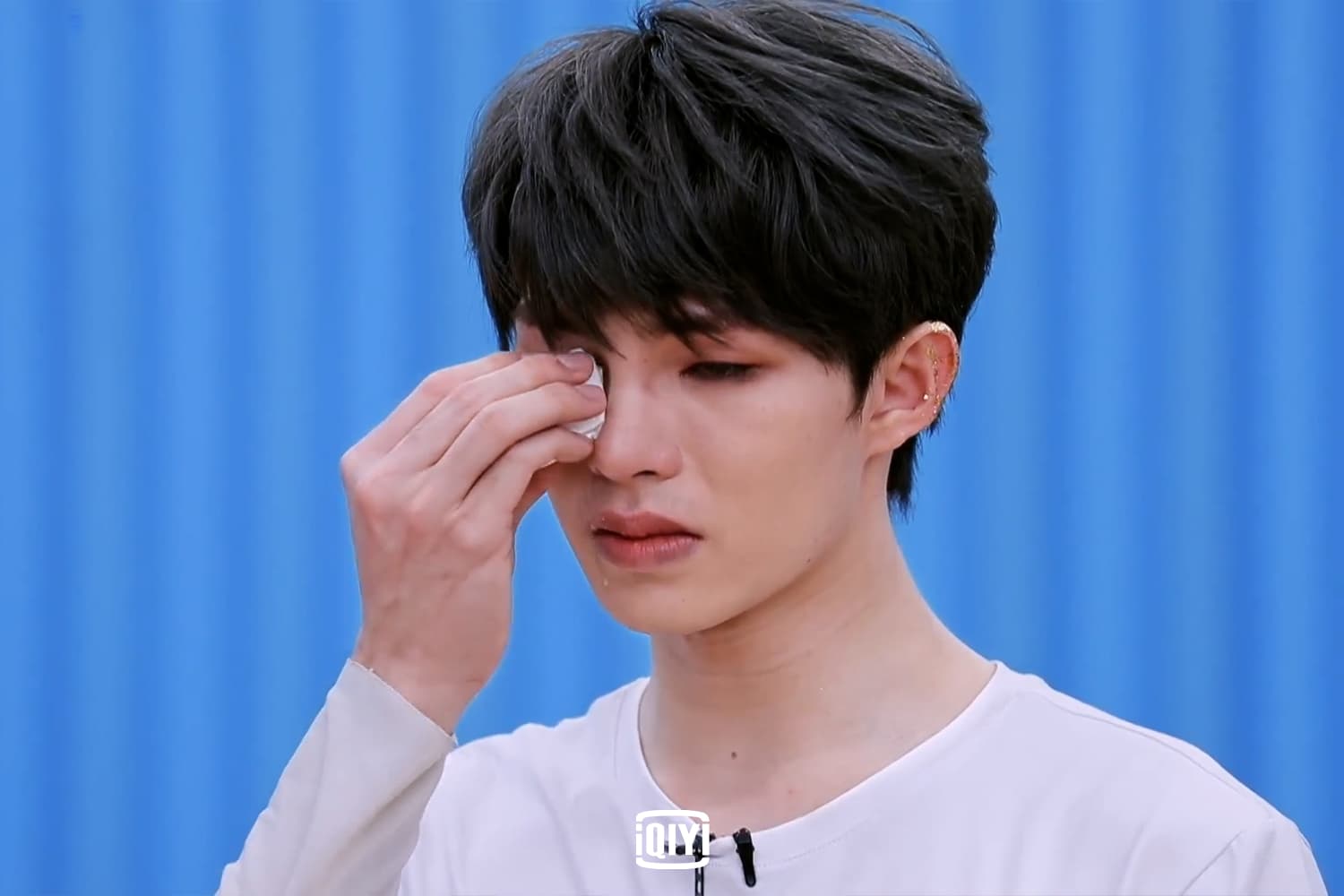 23歲的馬來西亞訓練生劉隽父親日前去世,讓他在公布成績時情緒潰堤。(愛奇藝國際站提供)