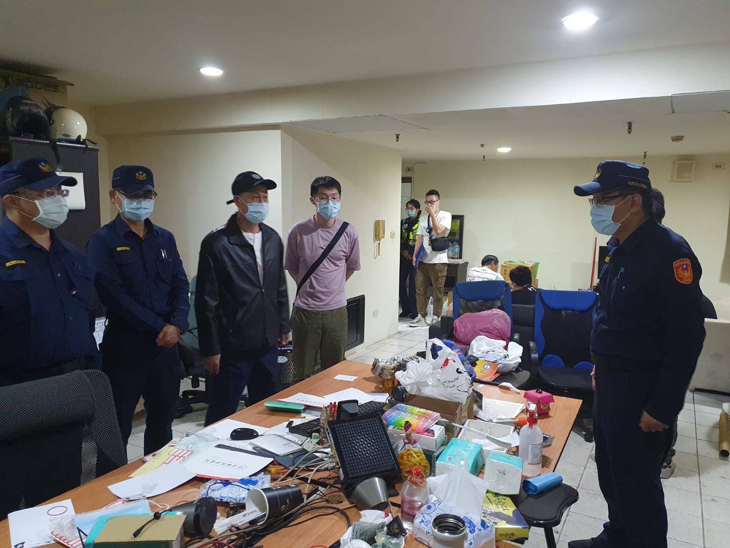 桃園警方破獲林等人所設立的應召機房,現場進行蒐證。(翻攝畫面)
