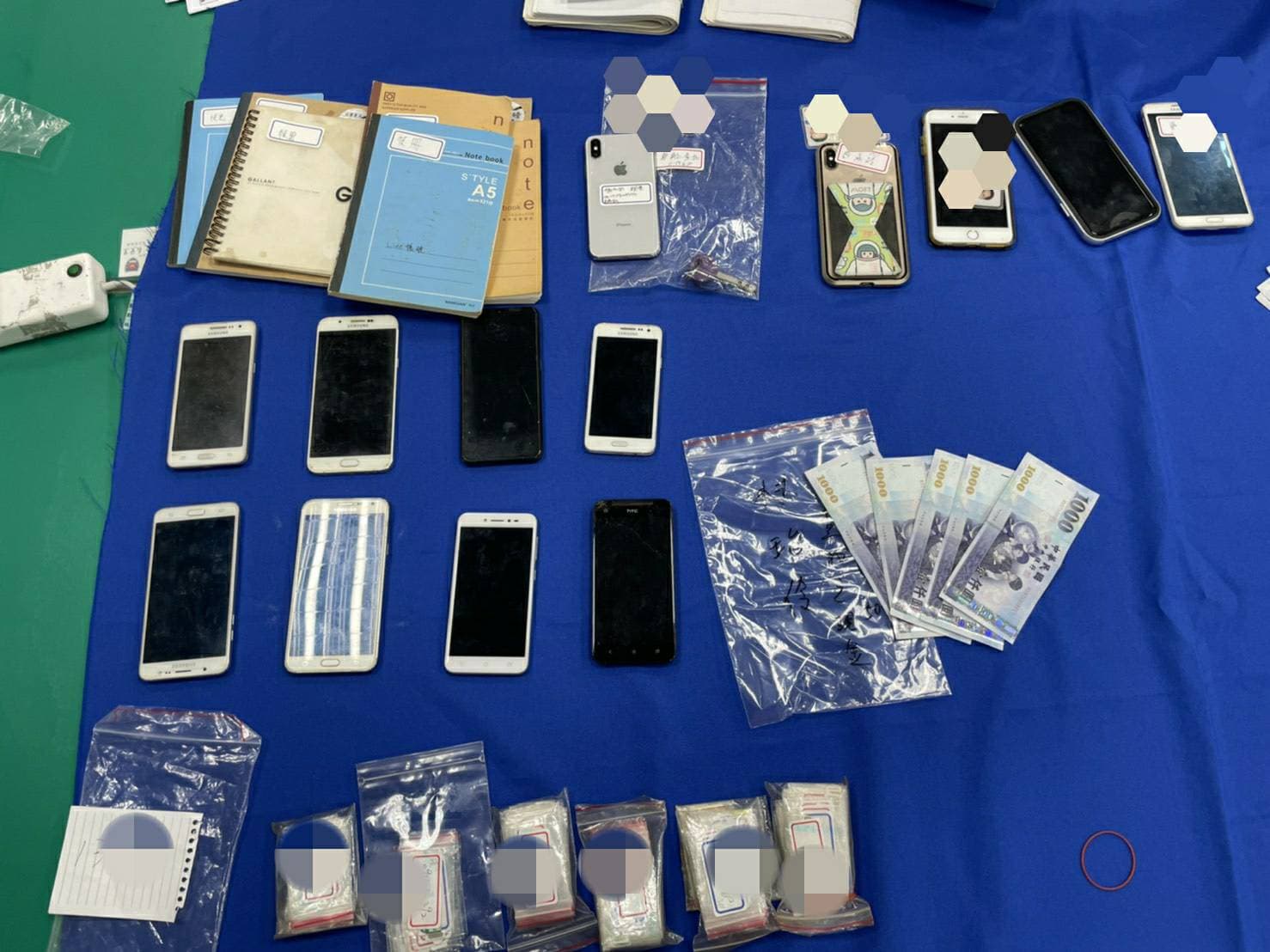 桃園警方現場查扣帳冊及不法所得,訊後將林男等人移送地檢偵辦。(翻攝畫面)