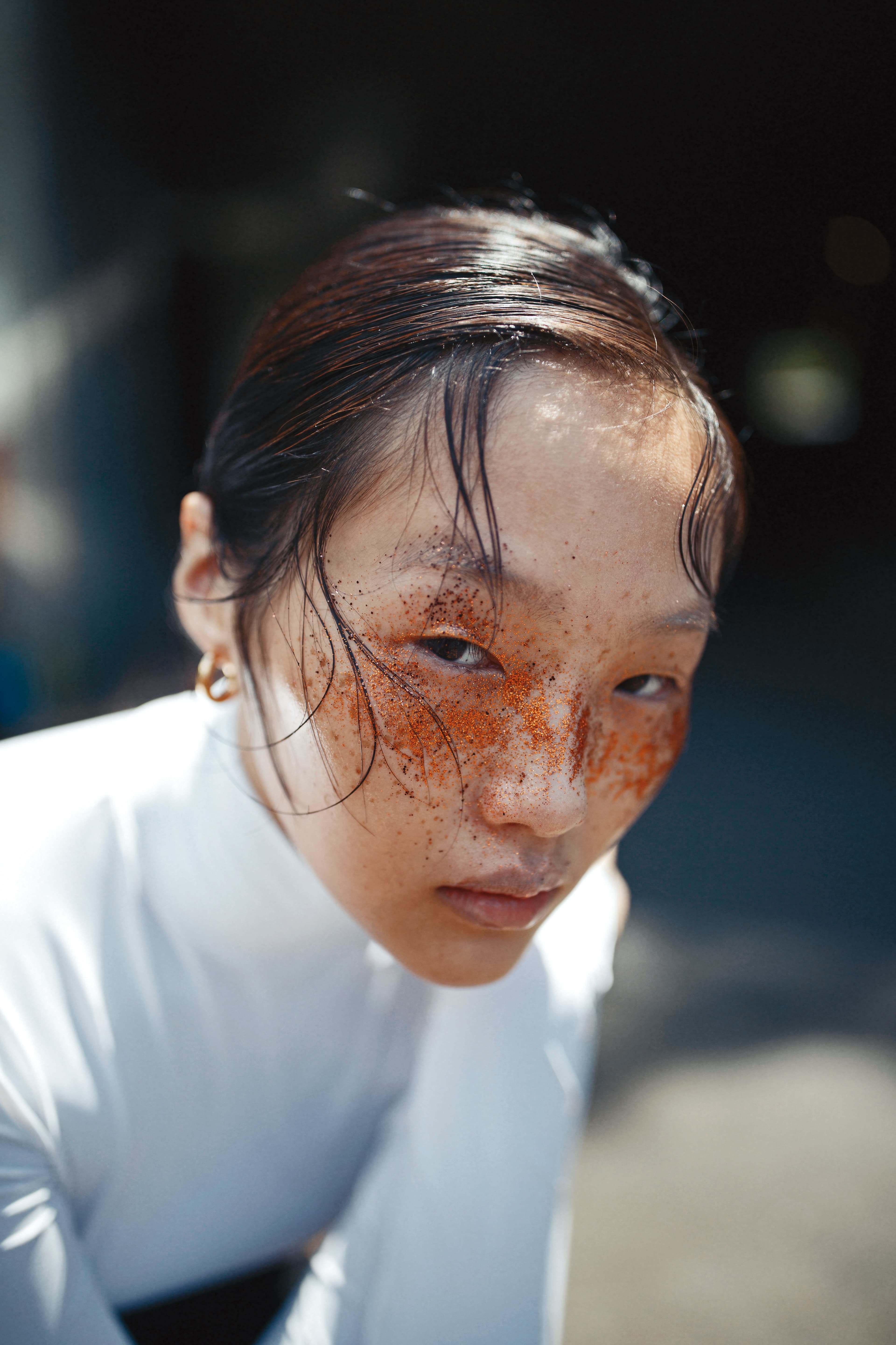 白色高領上衣 NT$21,500 by PRADA／黑色西裝褲 NT$43,500 by PRADA／純銀鍍金圈圈耳環 NT$11,600 by BOTTEGA VENETA
