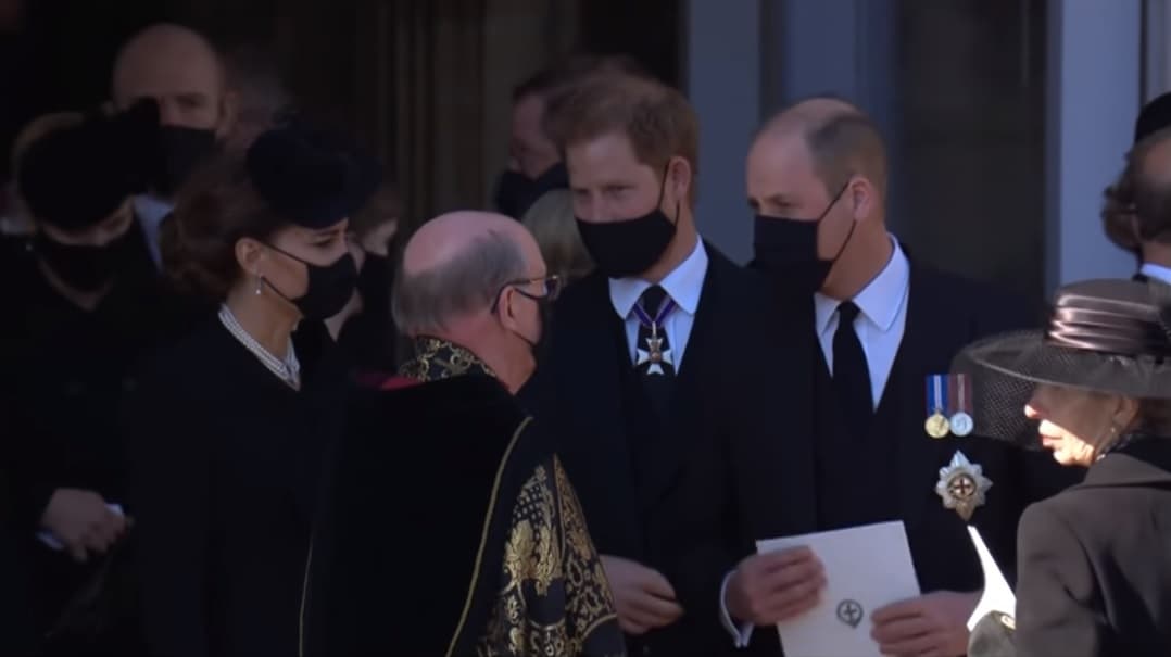 葬禮結束後,3人與神職人員交談。(翻攝The Royal Family Channel畫面)