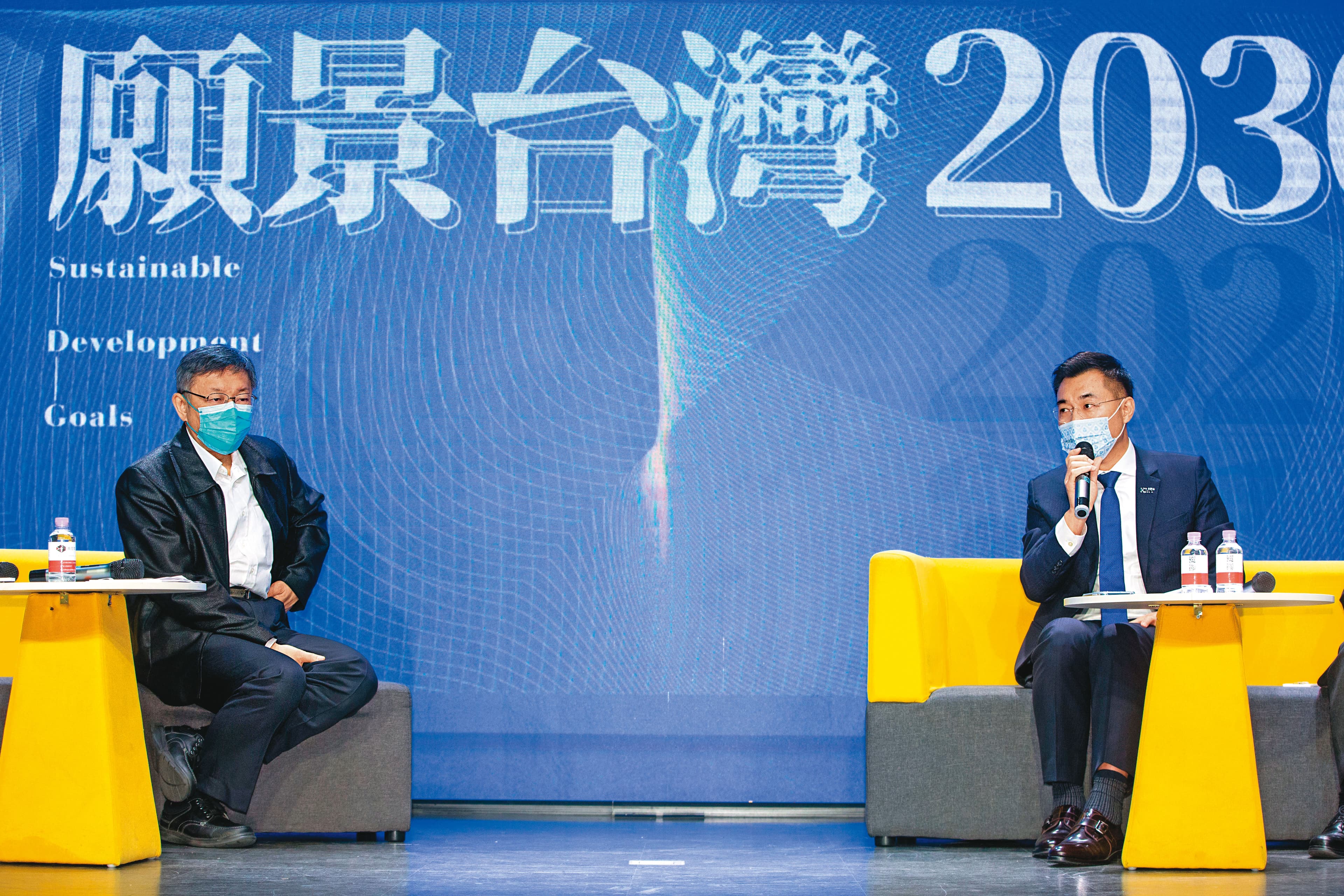 柯文哲(左)2月與江啟臣(右)在國民黨智庫的論壇上合體,政壇一度熱議「藍白合」的可能性。