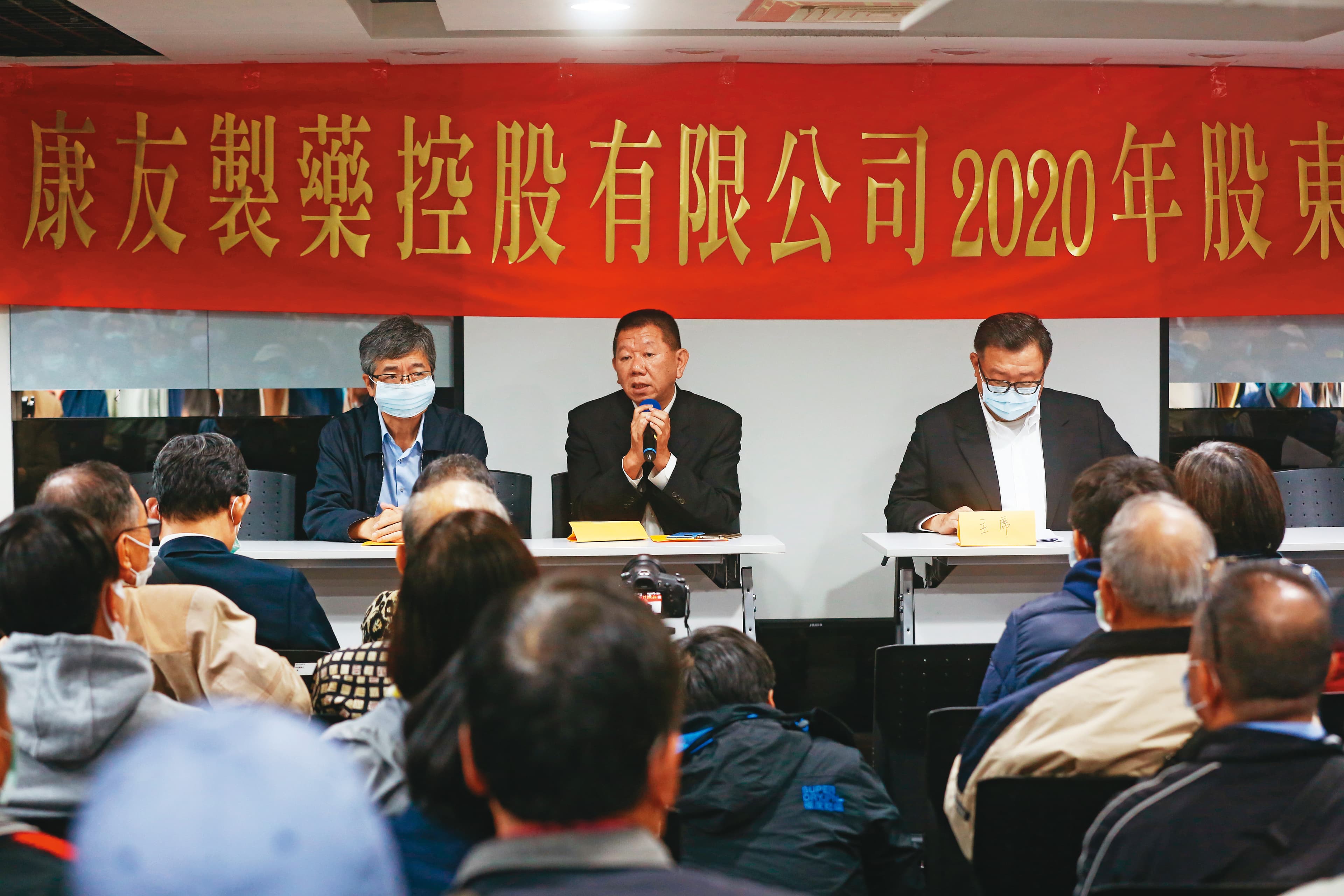 康友去年底召開股東臨時會,全面改選董監事,陳民郎(中)獲推選為新任董事長,新團隊將向主嫌黃文烈及王命亮與會計師等人求償。