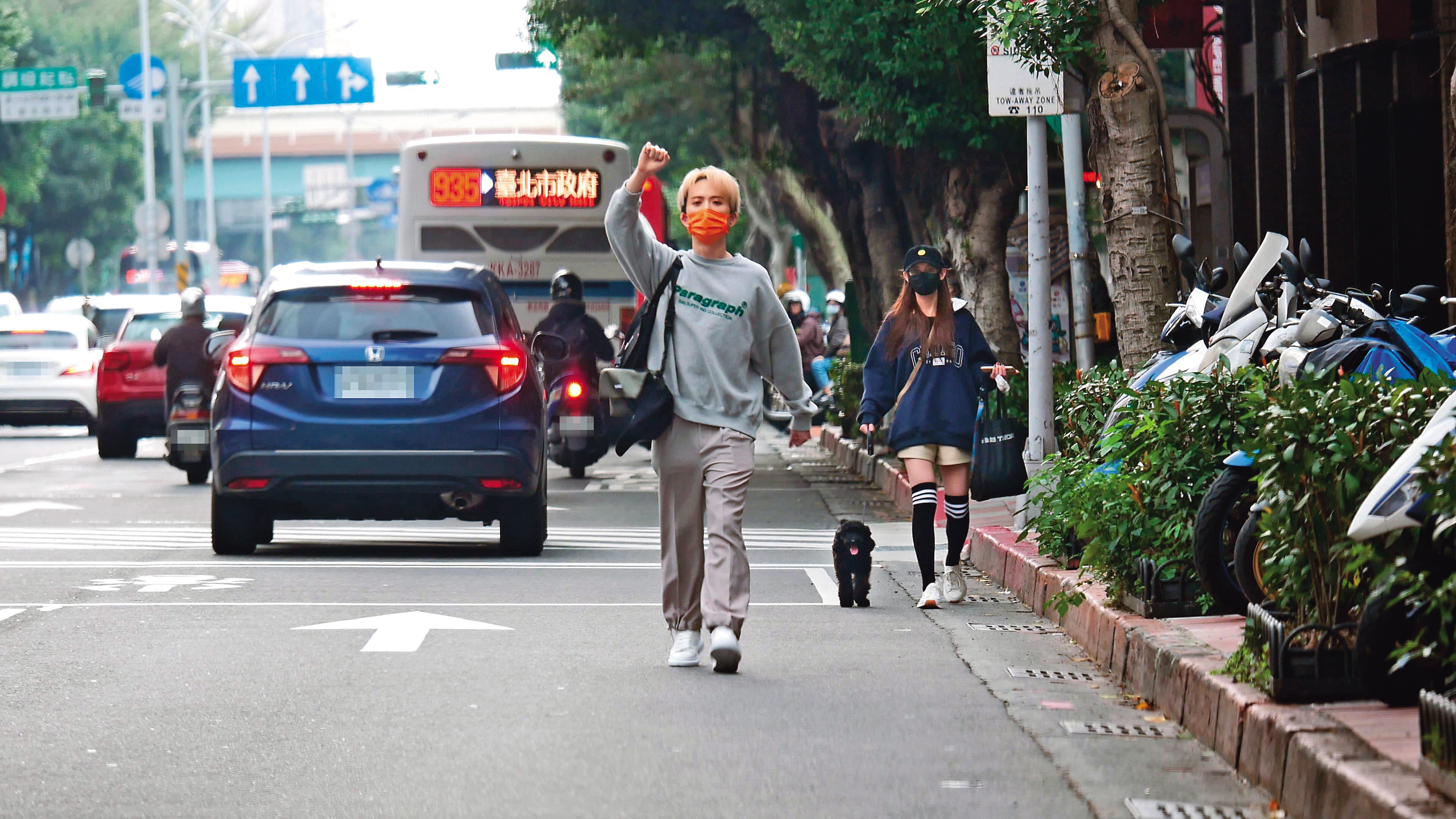早前本刊曾拍到采子(右)與邱鋒澤(左)一起外出,采子不知哪來的包袱,總跟邱鋒澤保持距離,小心翼翼不願曝光兩人關係。