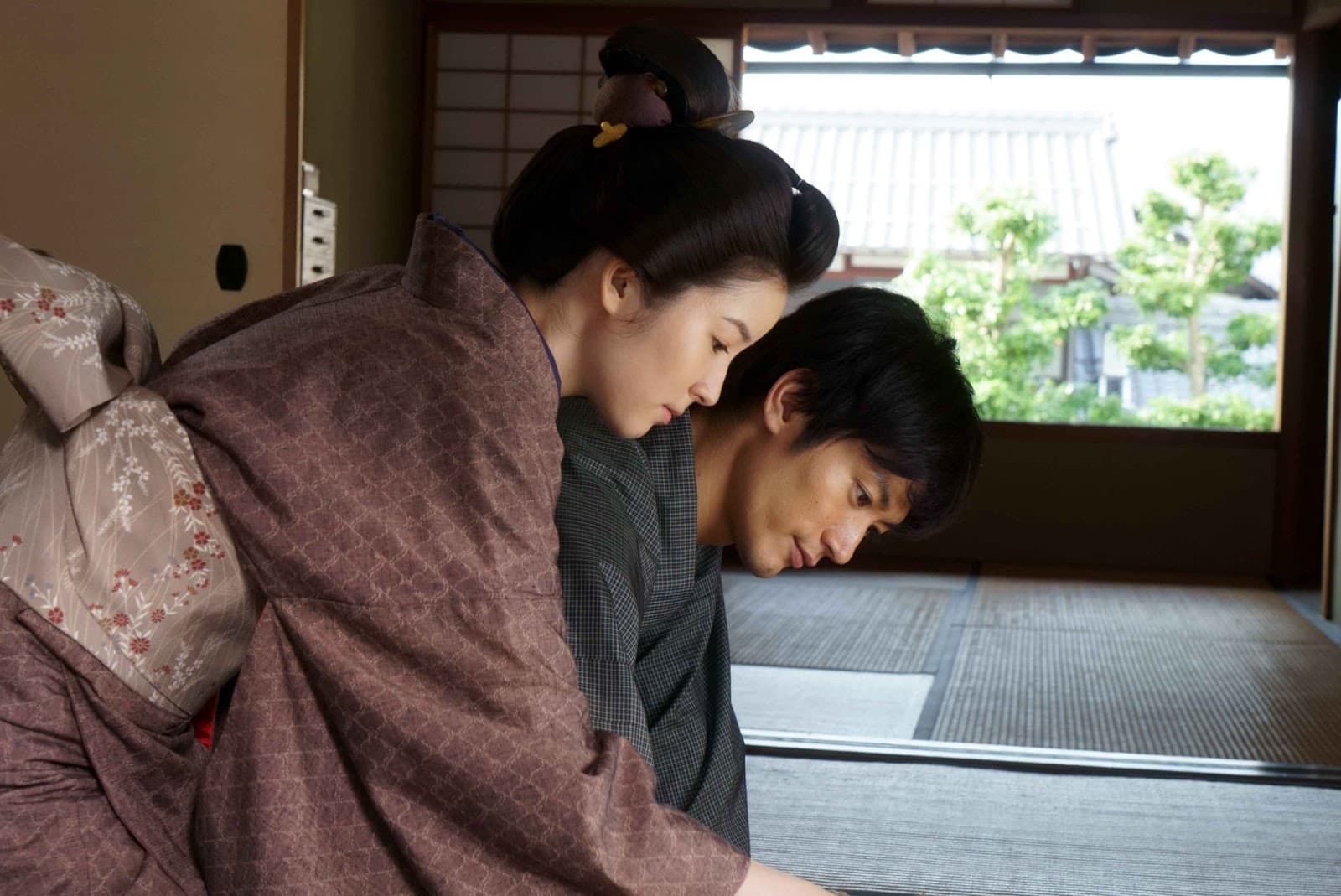 三浦春馬（右）與蓮佛美沙子是高中同學，這回在電影《天外者》中飾演夫妻。（天馬行空提供）