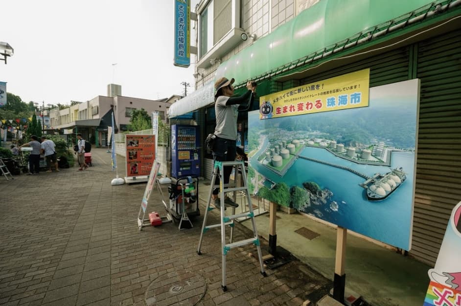 片中虛構城市「珠海市」跨4縣市取景,工作人員在各地都下足功夫布置。(龍祥電影提供)