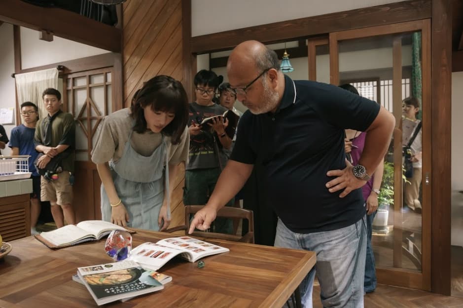 綾瀨遙(左)在《電影版 嬌妻出沒注意》喪失記憶展開新生活,針對角色詮釋多次與導演佐藤東彌溝通。(龍祥電影提供)