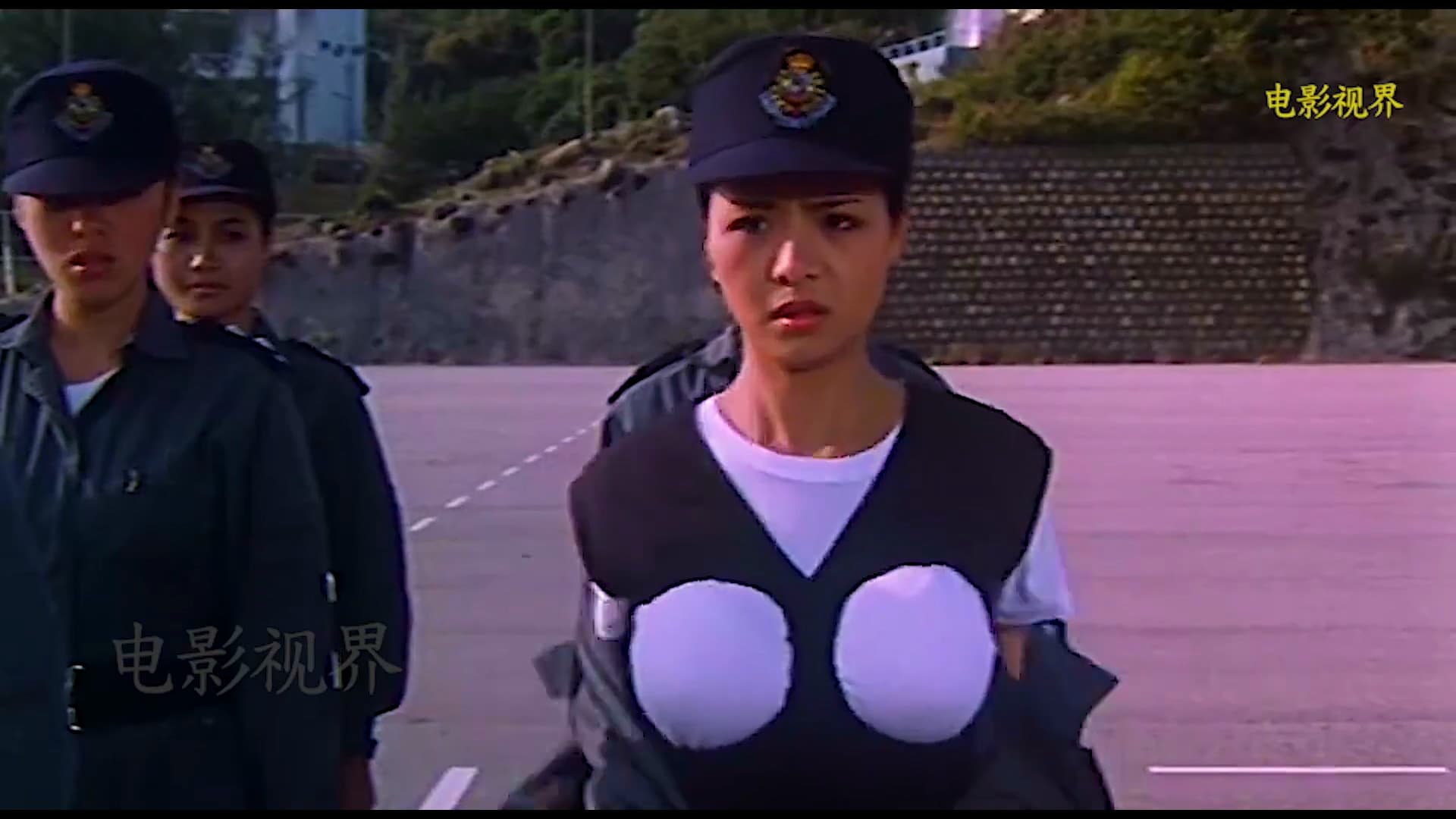 其實早在《鹿鼎記》上映3年前,另一部港片《神勇飛虎霸王花》就已經讓豔星葉子楣穿上挖洞防彈衣製造笑料。(翻攝自youtube)