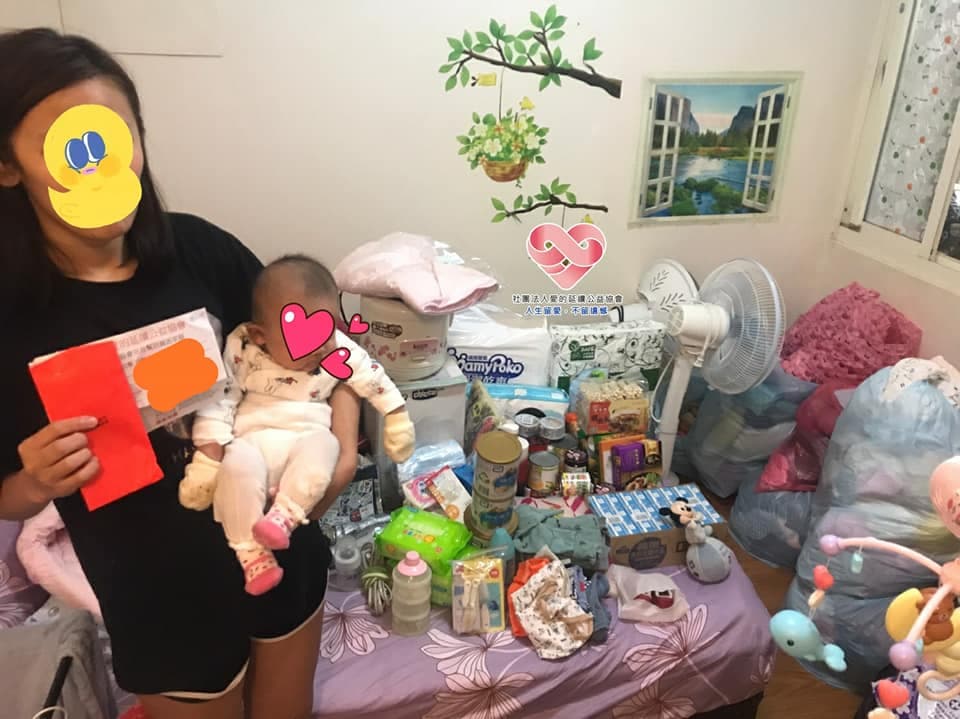 公益團體已介入幫助,也期盼外界能捐贈肉鬆罐頭或沖泡式營養品,幫助緩解小萱與女兒的困境。(翻攝自社團法人愛的延續公益協會臉書)