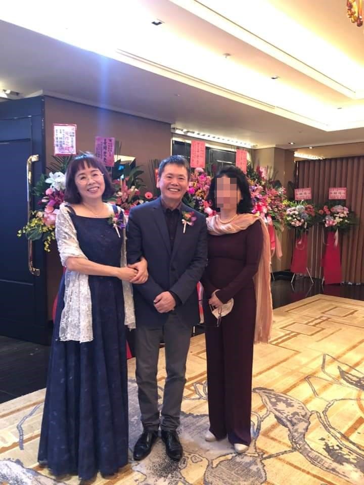 林為洲去年10月嫁女兒,前妻郭慶珠(左)一同出席婚禮,且挽著林的手一起合照。(讀者提供)