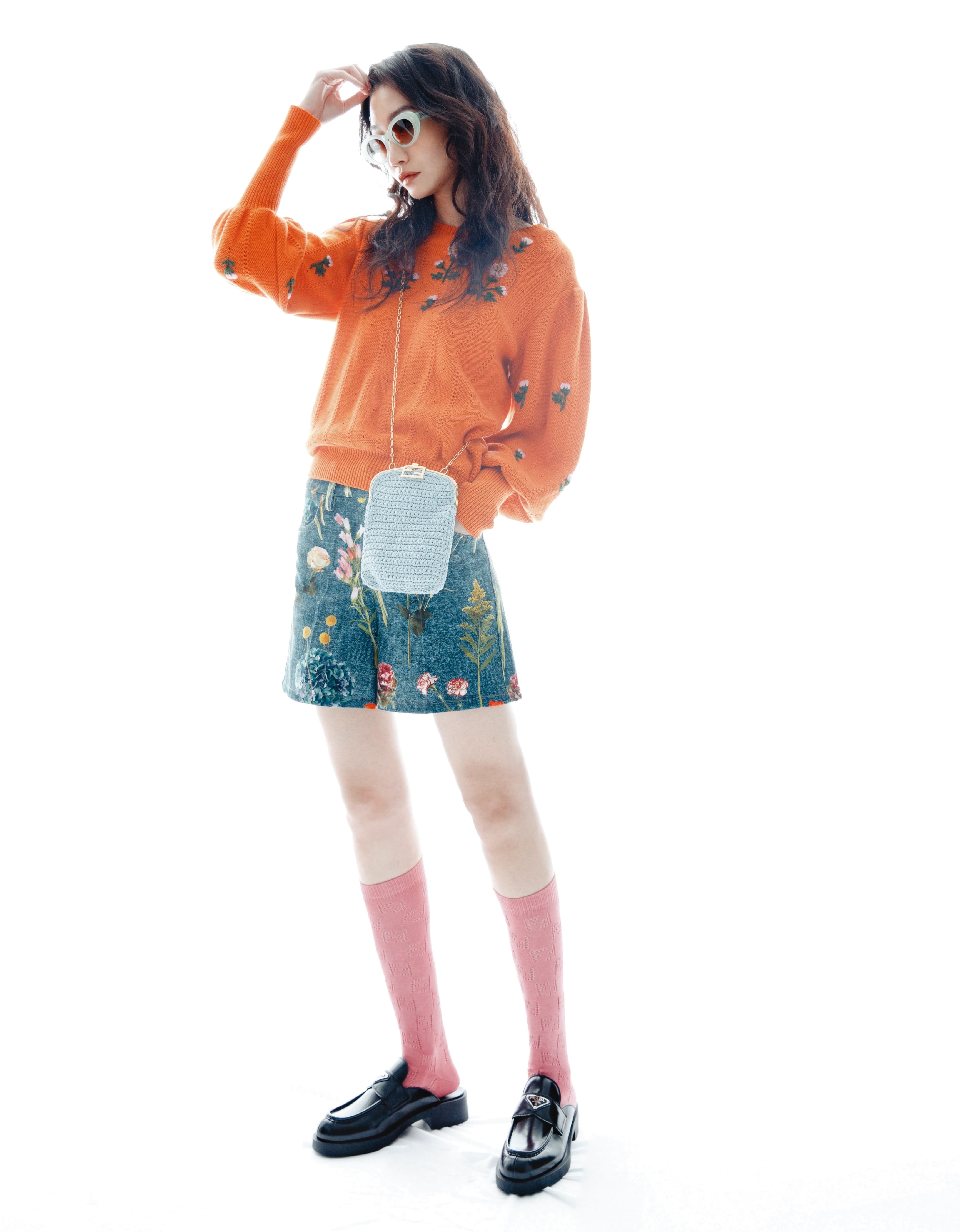 花朵刺繡燈籠袖針織毛衣 NT$62,500 by GUCCI／牛仔花草印花短褲 NT$14,300 by MOSCHINO／鏤空設計FF Logo長襪 NT$4,800 by FENDI／三角Logo樂福鞋 NT$31,500 by PRADA／CAT EYE S193太陽眼鏡 NT$12,750 by CELINE／編織造型Baguette手機袋 NT$39,000 by FENDI