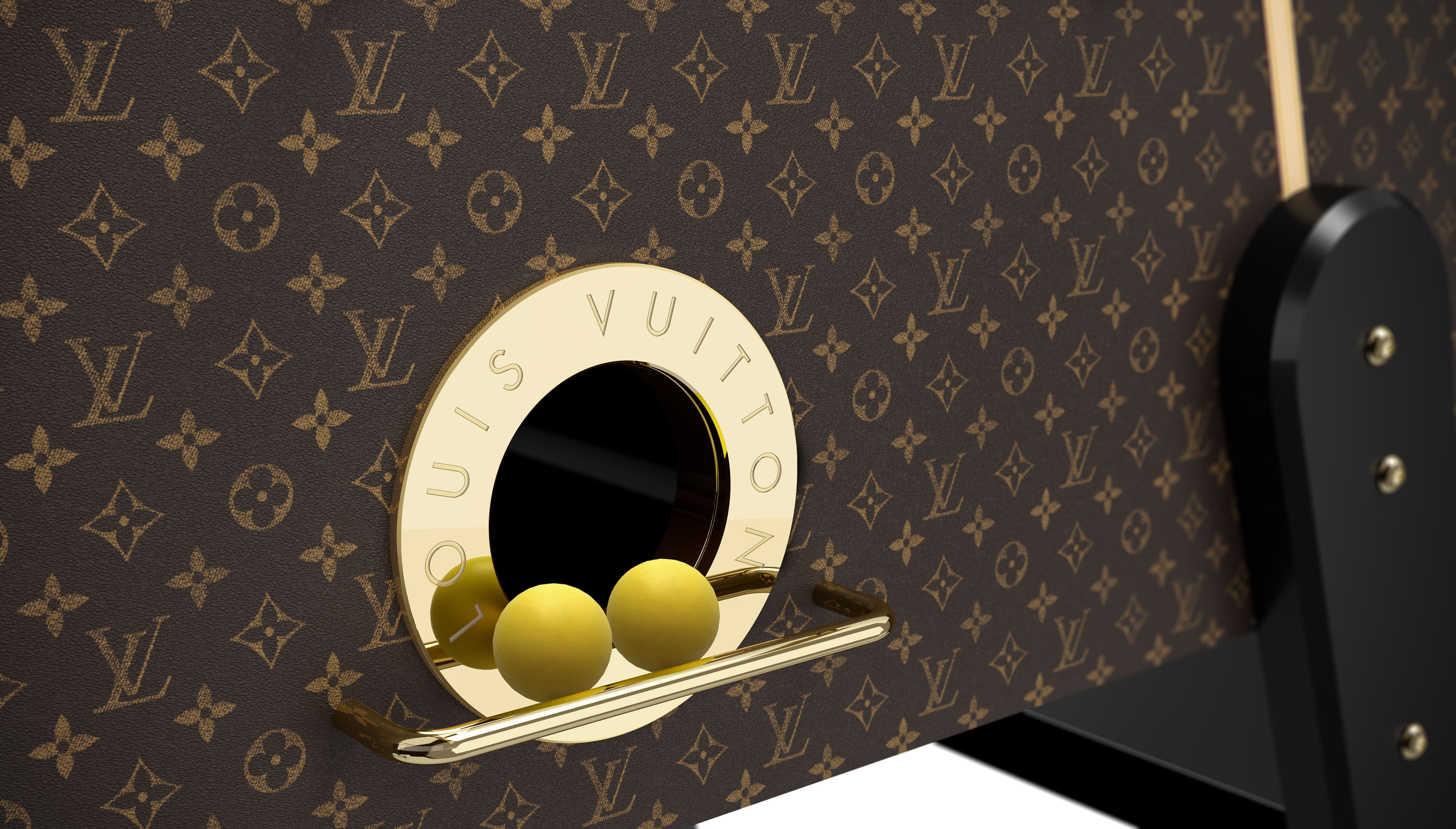 Monogram是LV創辦人路易威登之子喬治威登(Georges Vuitton)向父親致敬的經典設計,撞球檯的細節均刻有標誌簽名。(LOUIS VUITTON提供)