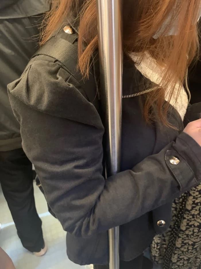 網友搭捷運時看到一位女生「霸占整根柱子」，讓她氣得PO網罵「真的很討厭這種人」。（翻攝自Dcard）